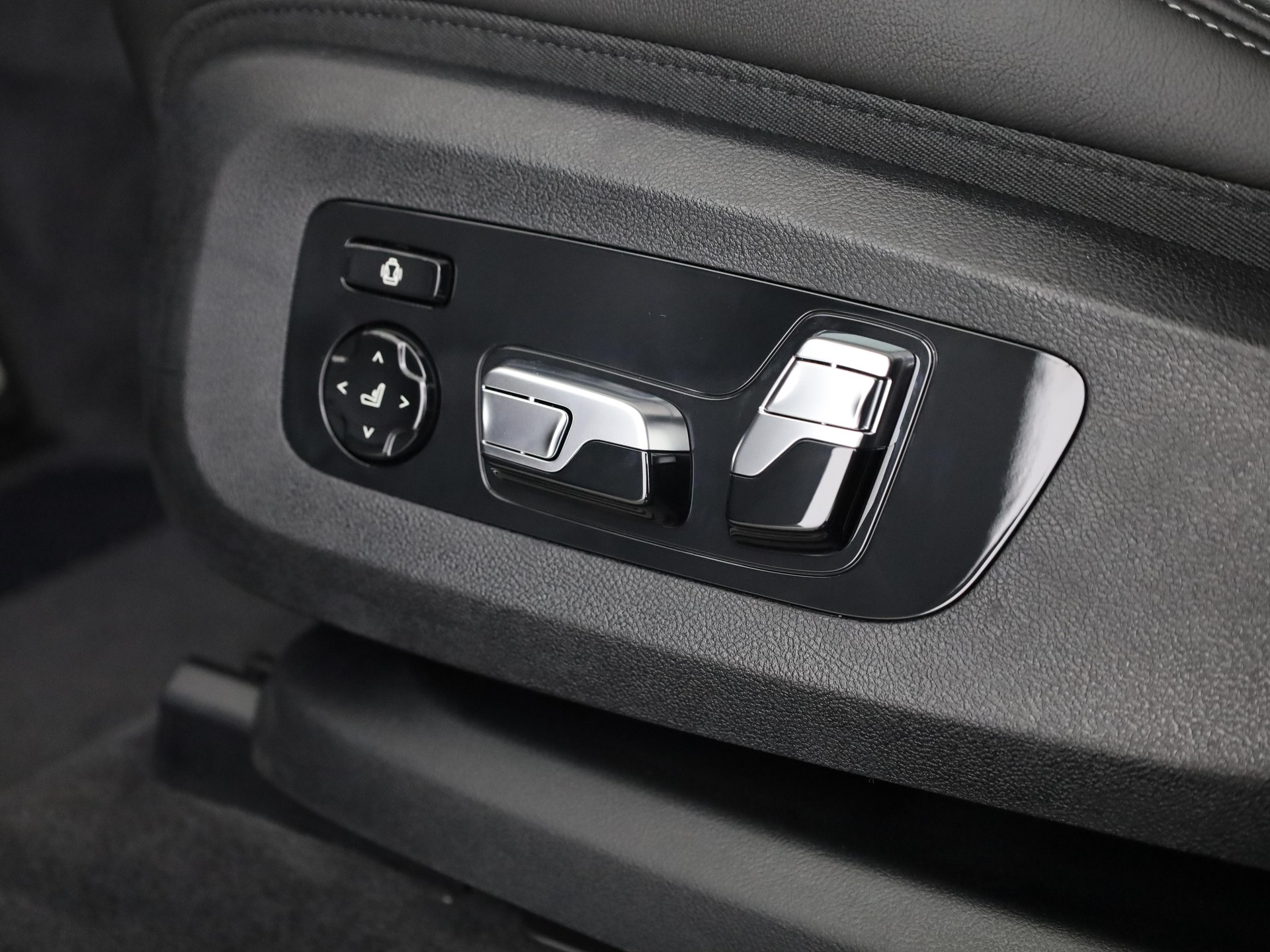 BMW XM 50e Plug-in Hybrid-image-13