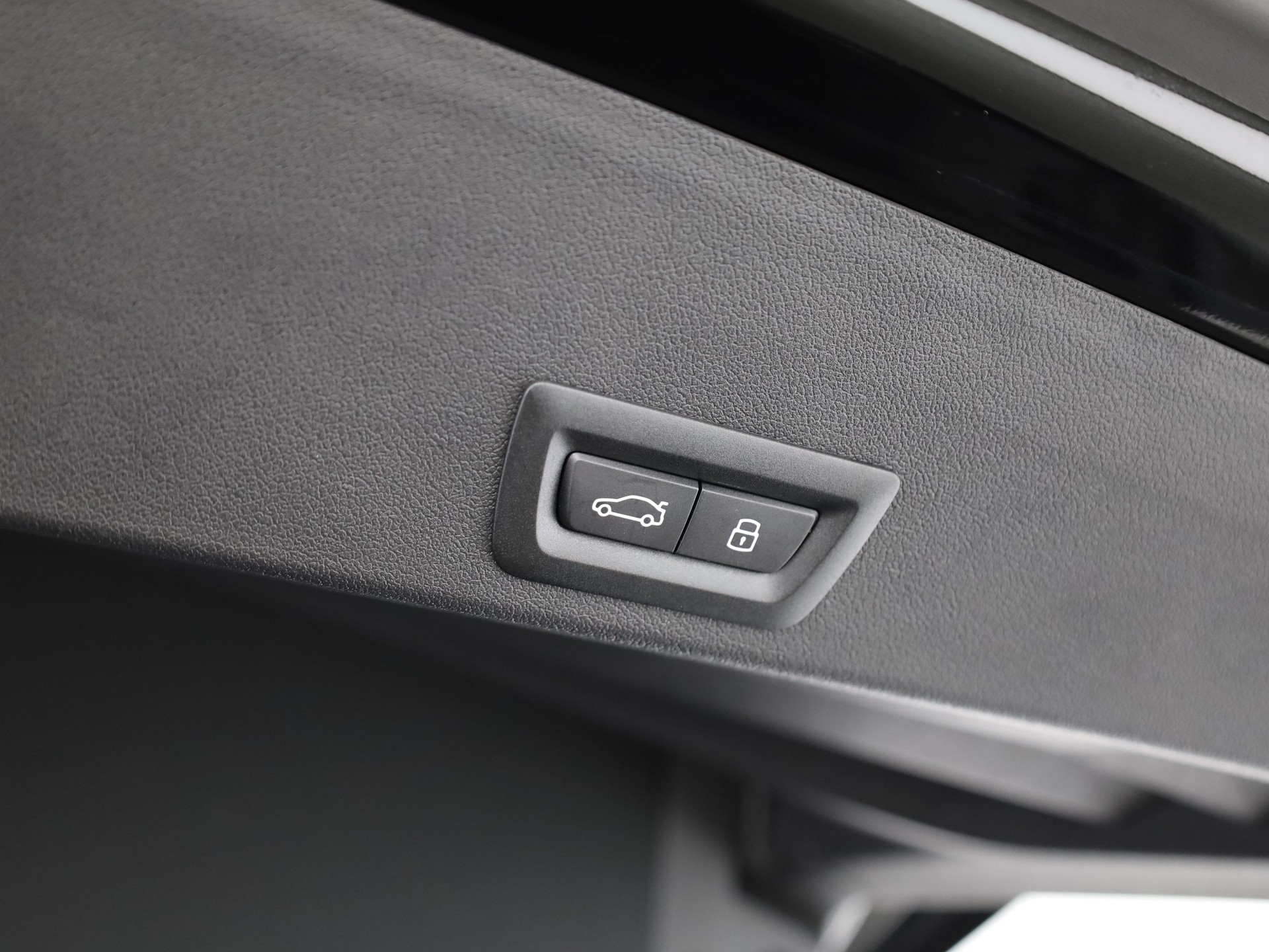 BMW XM 50e Plug-in Hybrid-image-9