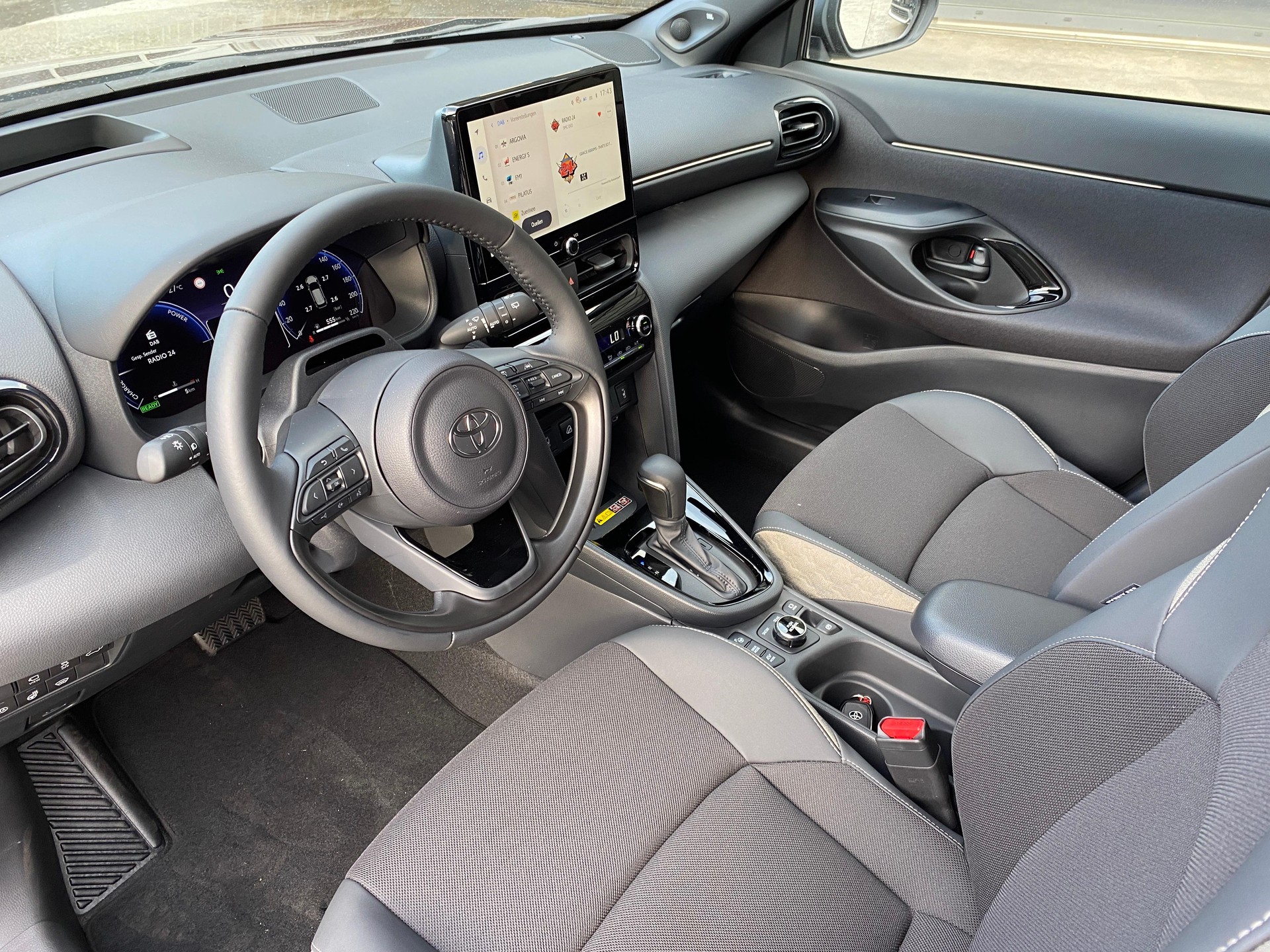 TOYOTA Yaris Cross 1.5 VVT-i HSD Premium AWD-i-image-4