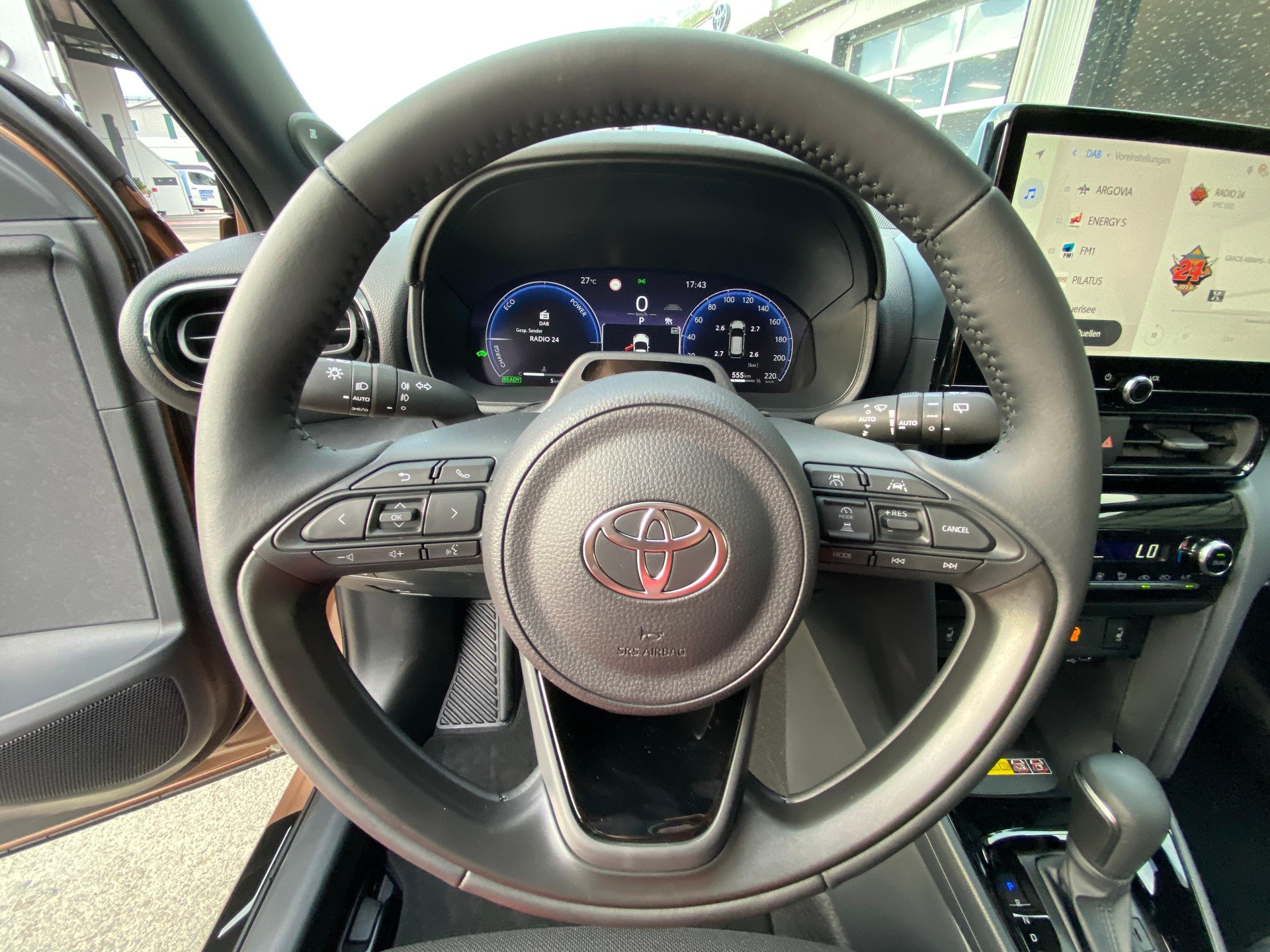 TOYOTA Yaris Cross 1.5 VVT-i HSD Premium AWD-i-image-8