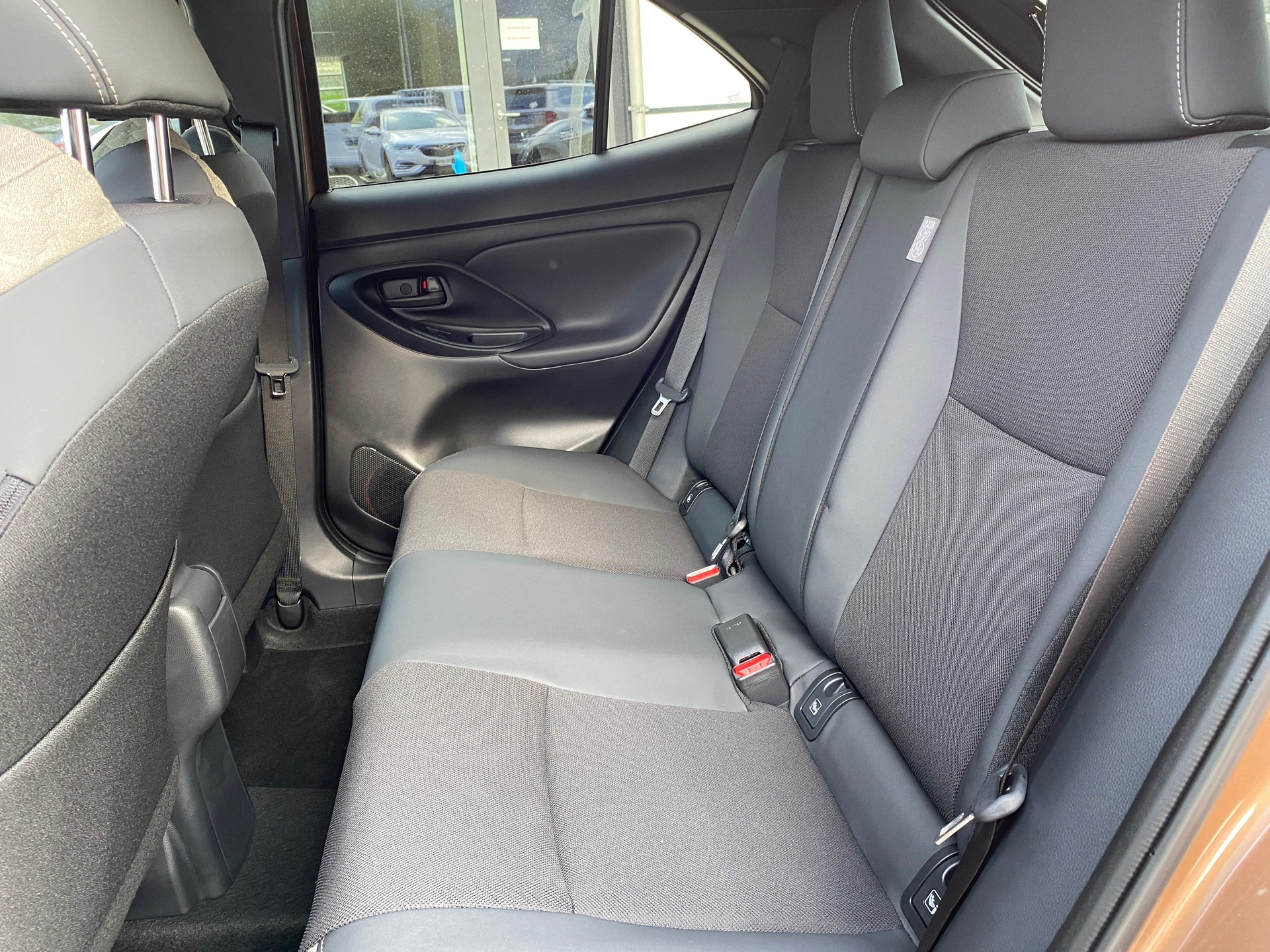 TOYOTA Yaris Cross 1.5 VVT-i HSD Premium AWD-i-image-6