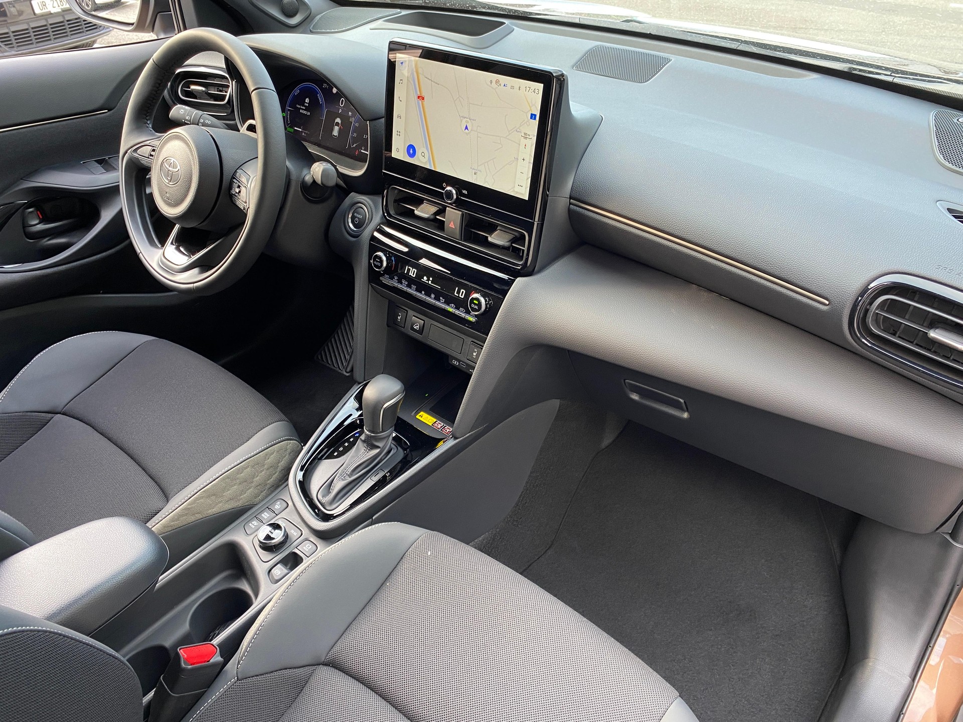 TOYOTA Yaris Cross 1.5 VVT-i HSD Premium AWD-i-image-5