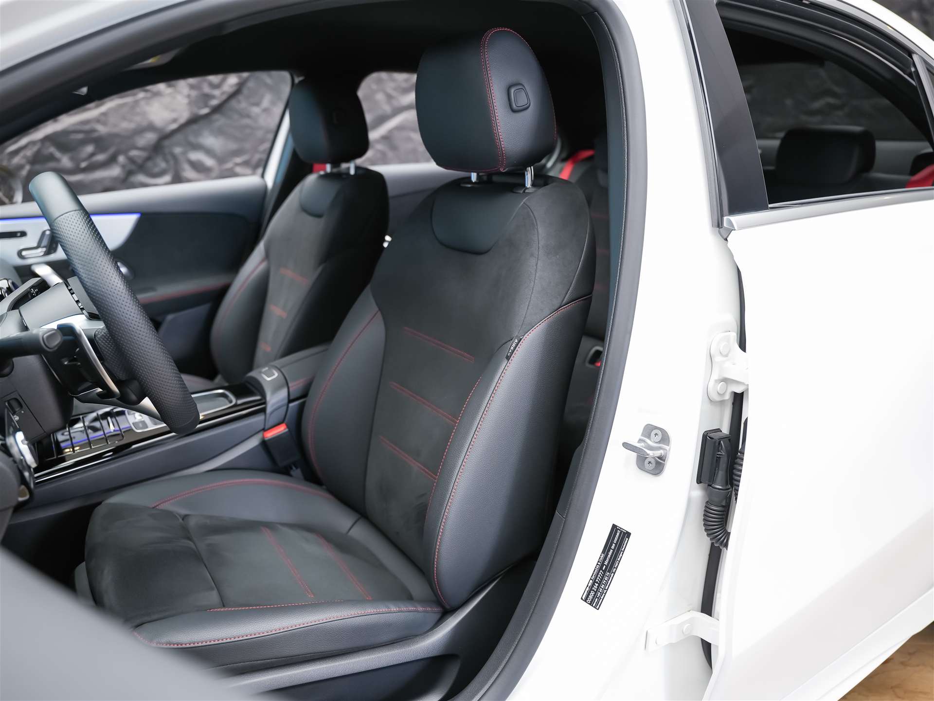 MERCEDES-BENZ A35 AMG 4Matic+ 8G-DCT*20" Felgen*Werksgarantie*Lenkradheizung*Ambientebeleuchtung*-image-9