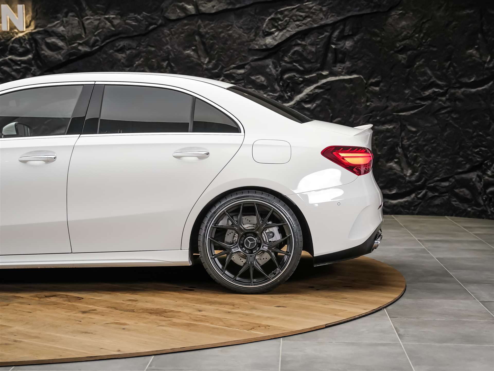 MERCEDES-BENZ A35 AMG 4Matic+ 8G-DCT*20" Felgen*Werksgarantie*Lenkradheizung*Ambientebeleuchtung*-image-17