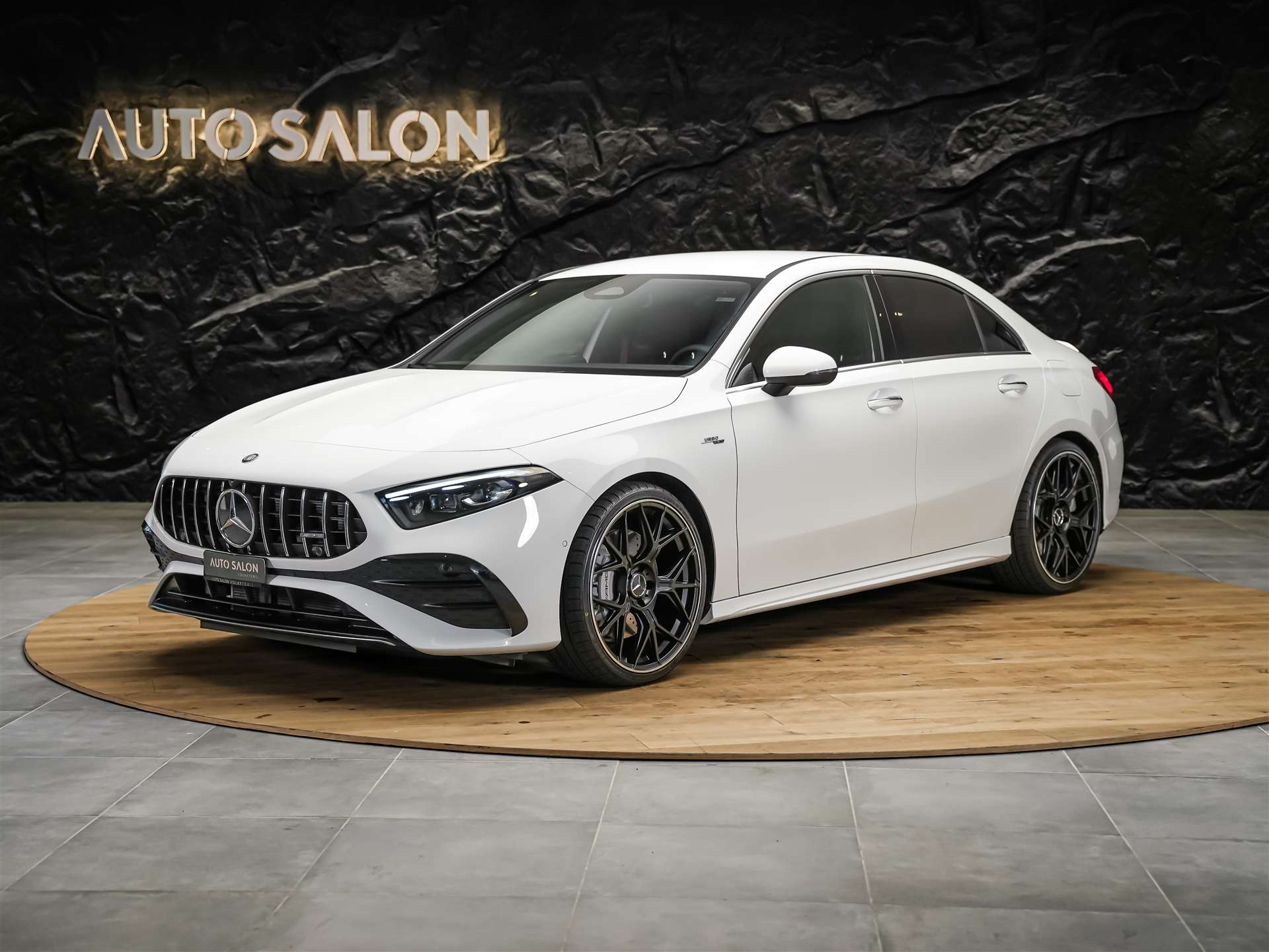 MERCEDES-BENZ A35 AMG 4Matic+ 8G-DCT*20" Felgen*Werksgarantie*Lenkradheizung*Ambientebeleuchtung*-showroom-element-1