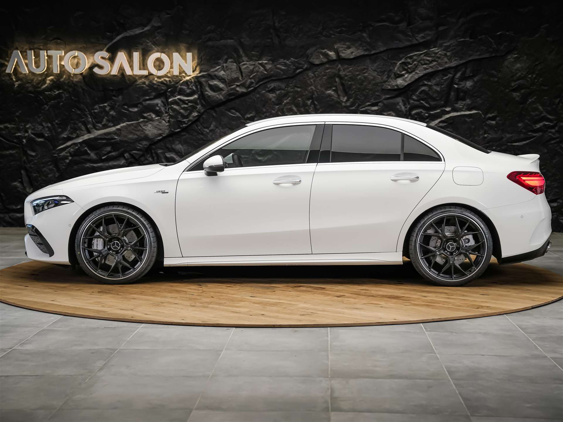MERCEDES-BENZ A35 AMG 4Matic+ 8G-DCT*20" Felgen*Werksgarantie*Lenkradheizung*Ambientebeleuchtung*-showroom-element-2