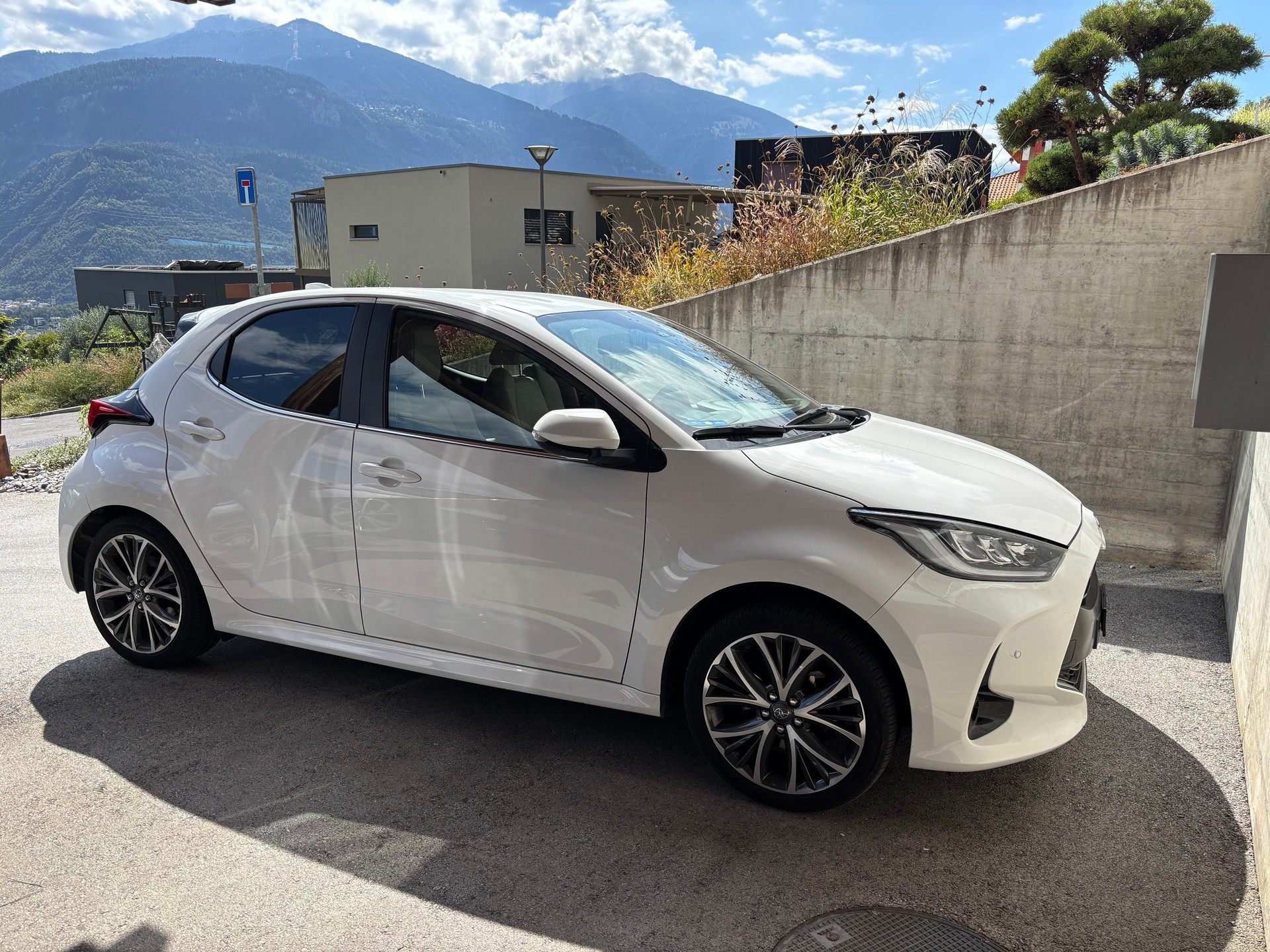 TOYOTA 1.5 VVT-i HSD Premium