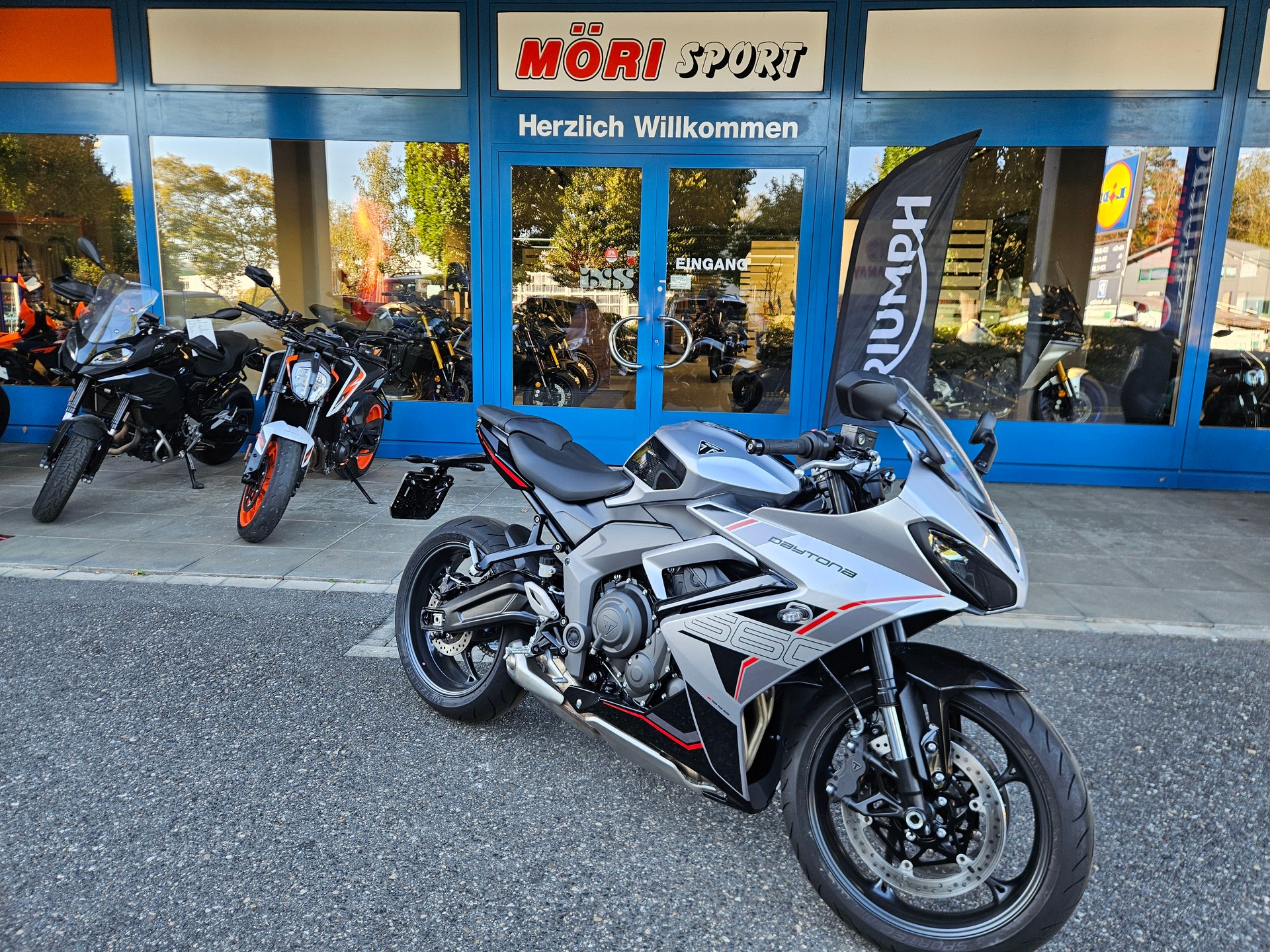 TRIUMPH Daytona 660-image-1
