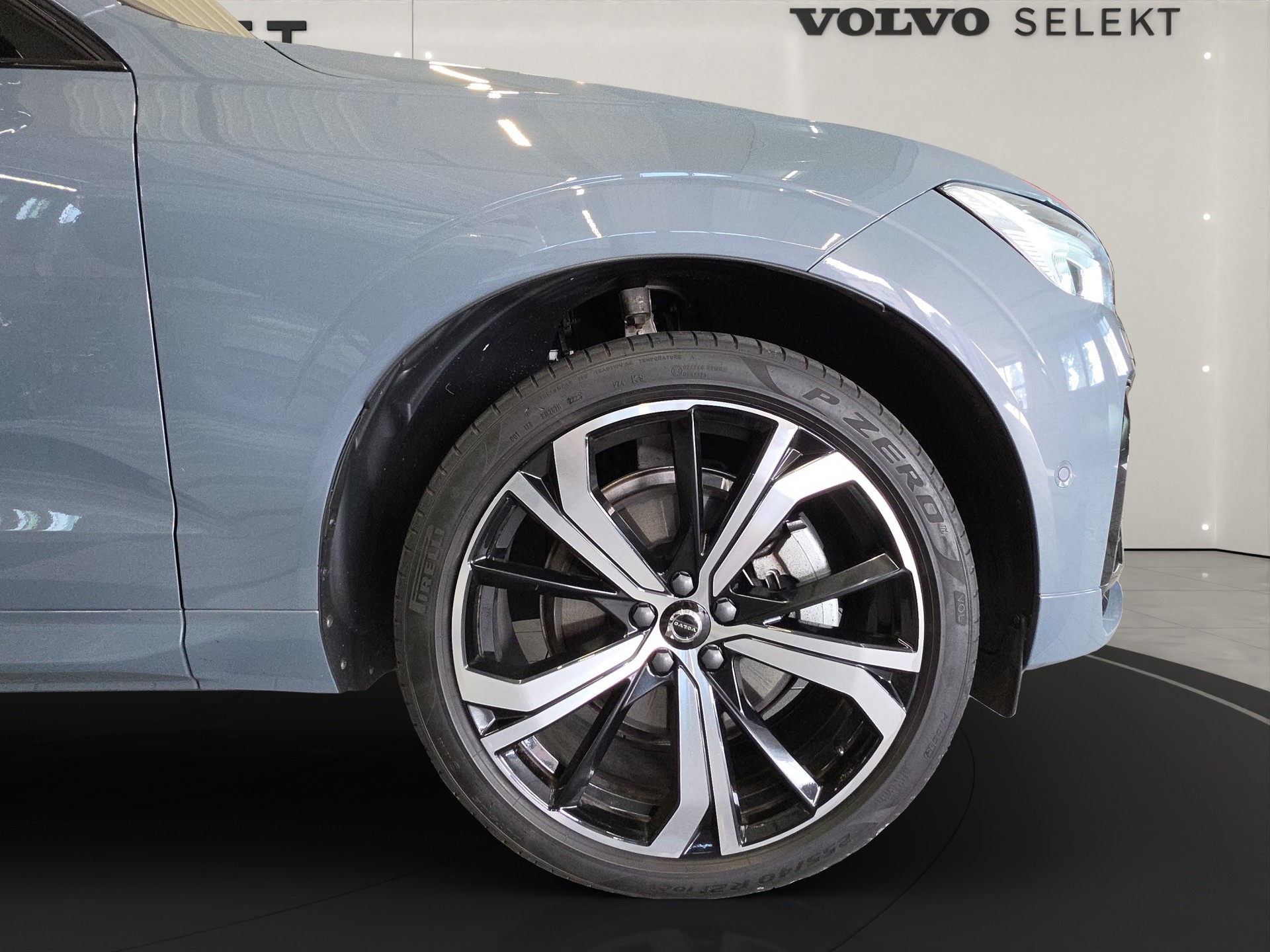 VOLVO XC60 2.0 T8 Ultimate Dark eAWD-image-6