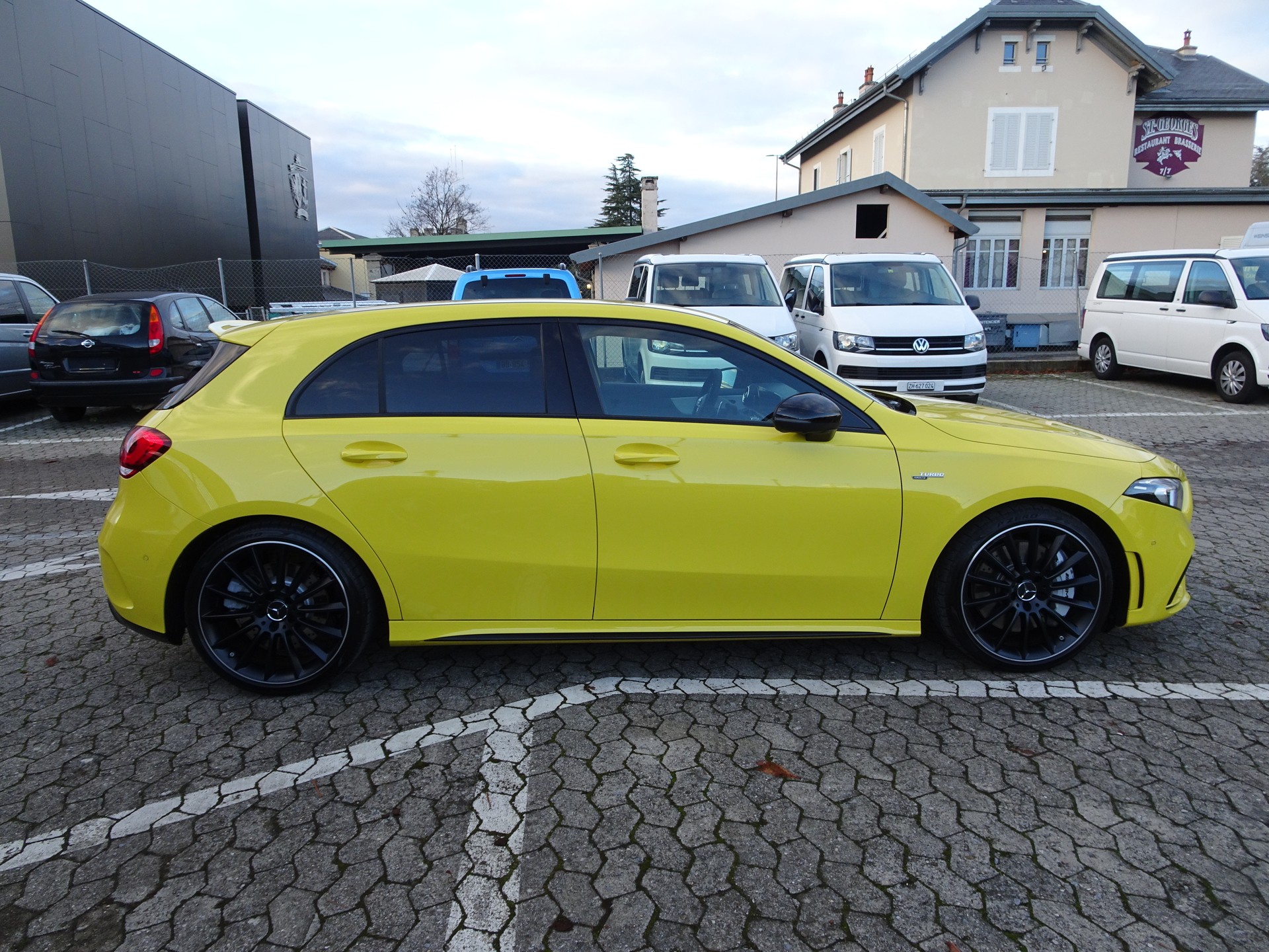 MERCEDES-BENZ A 35 AMG 4Matic Speedshift-image-4