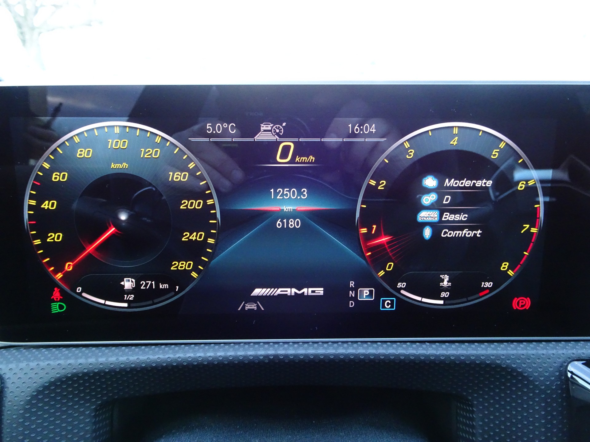 MERCEDES-BENZ A 35 AMG 4Matic Speedshift-image-9
