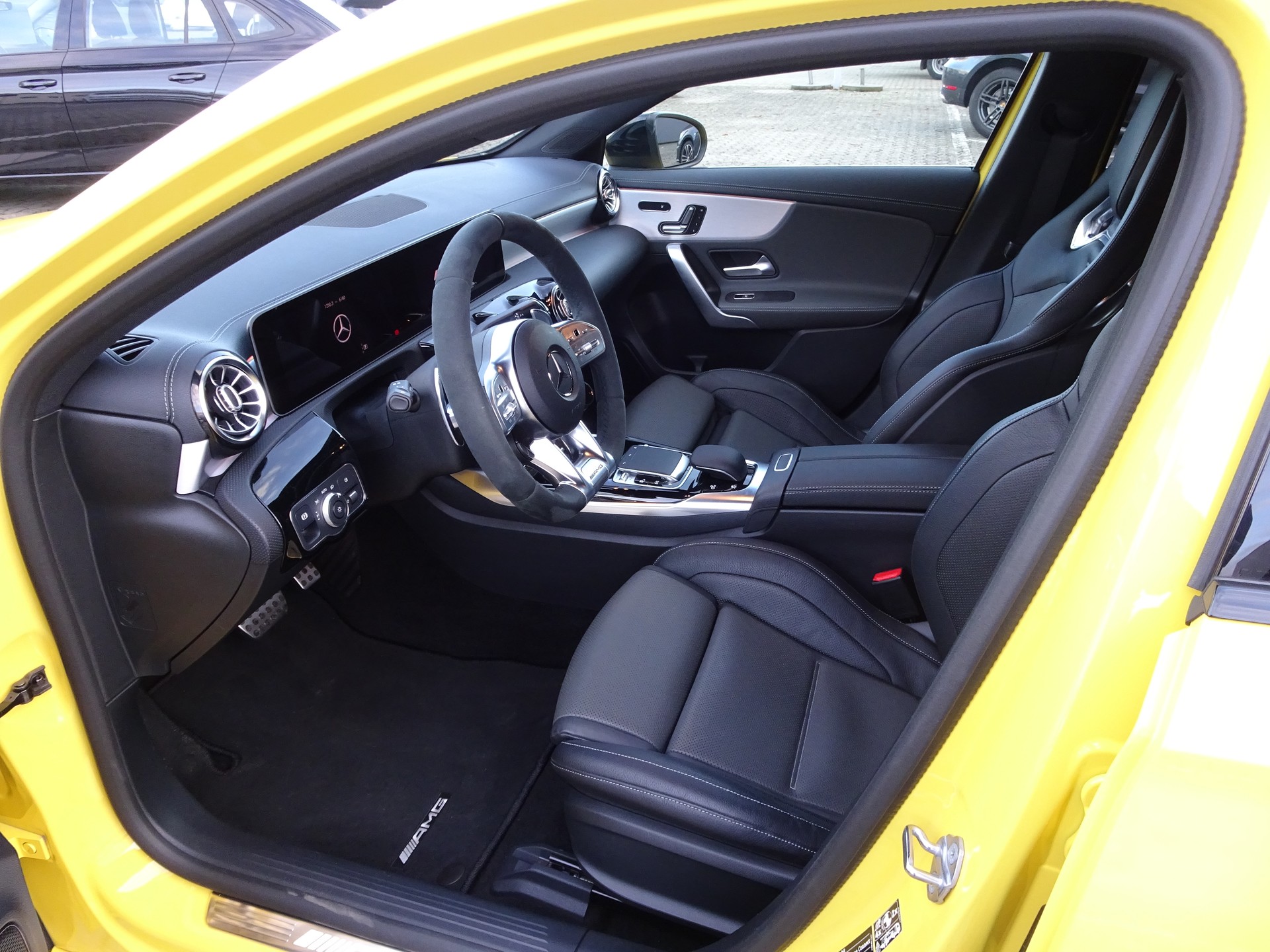 MERCEDES-BENZ A 35 AMG 4Matic Speedshift-image-6
