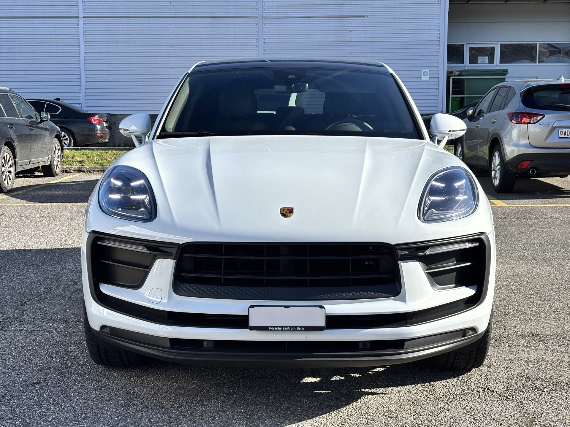 PORSCHE Macan PDK-showroom-element-1