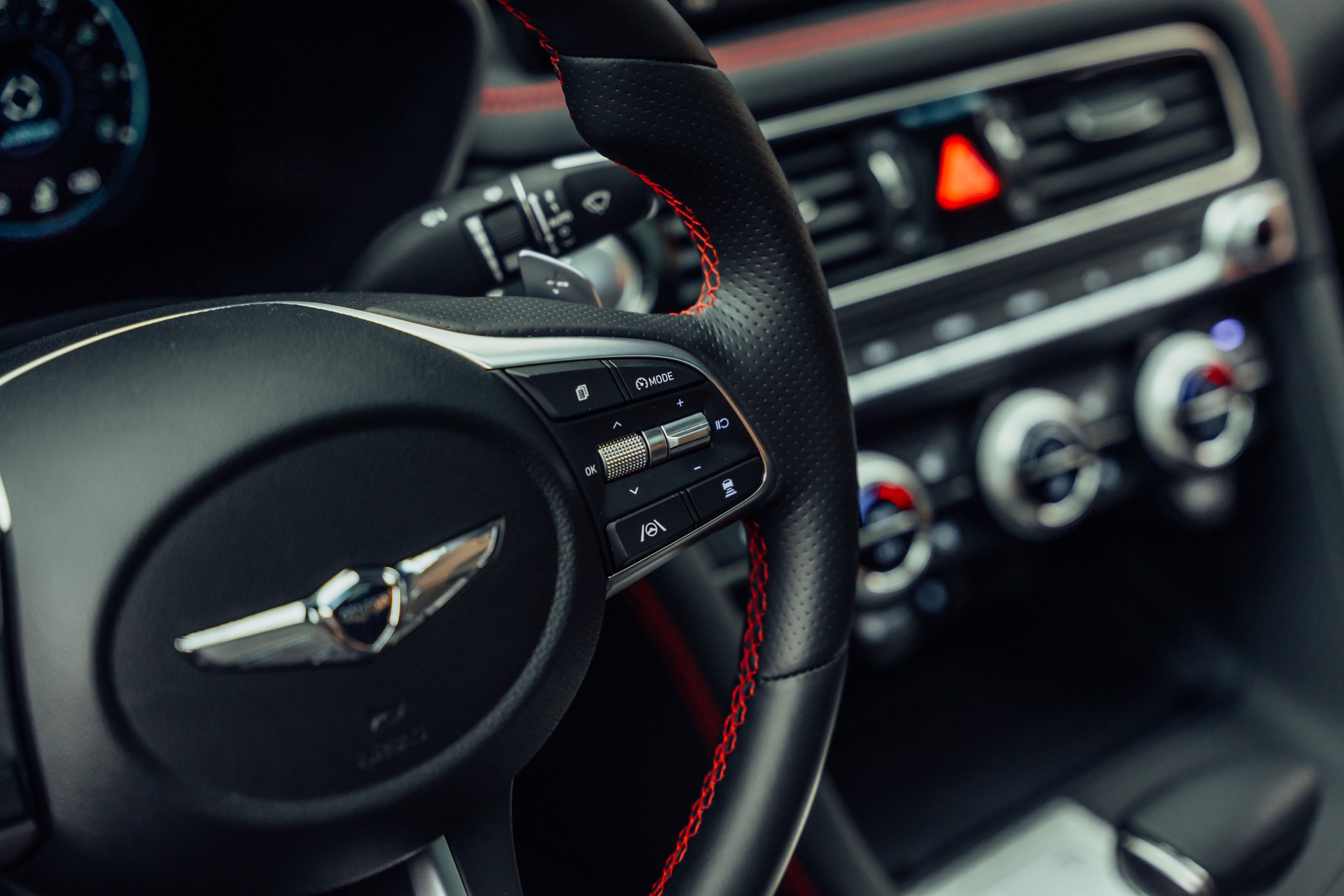 GENESIS G70 2.2 CRDI Sport AT8 AWD-image-17