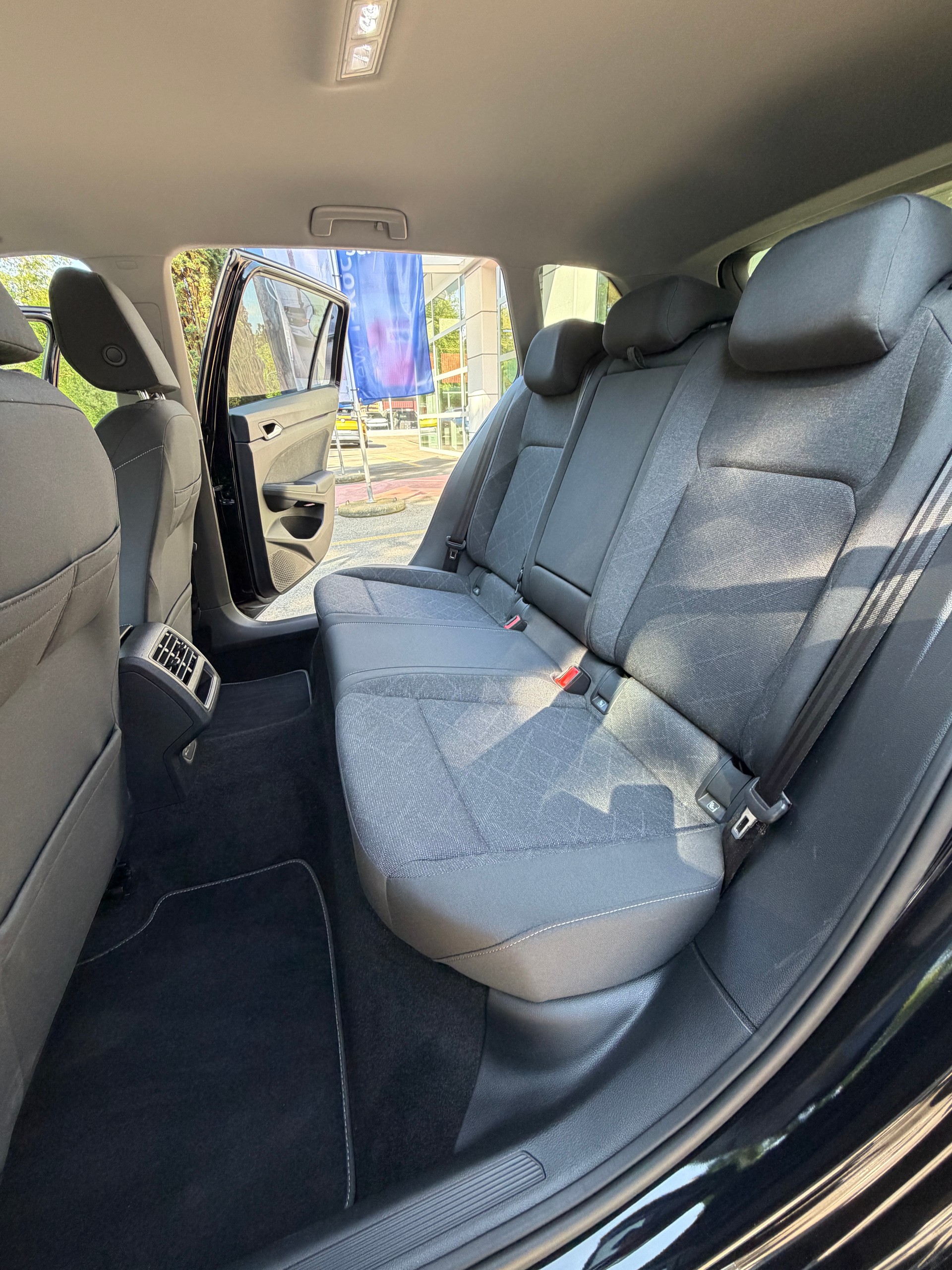 VW Golf 2.0 TDI Life DSG 4Motion-image-11