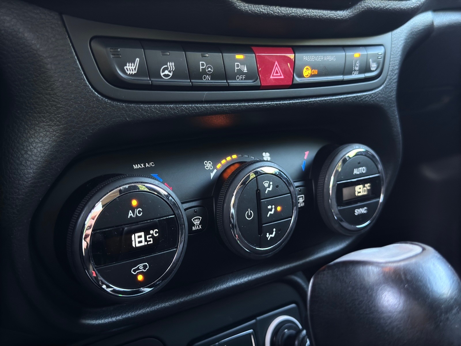 JEEP Renegade 2.0 CRD Freedom Edition AWD 9ATX-image-16