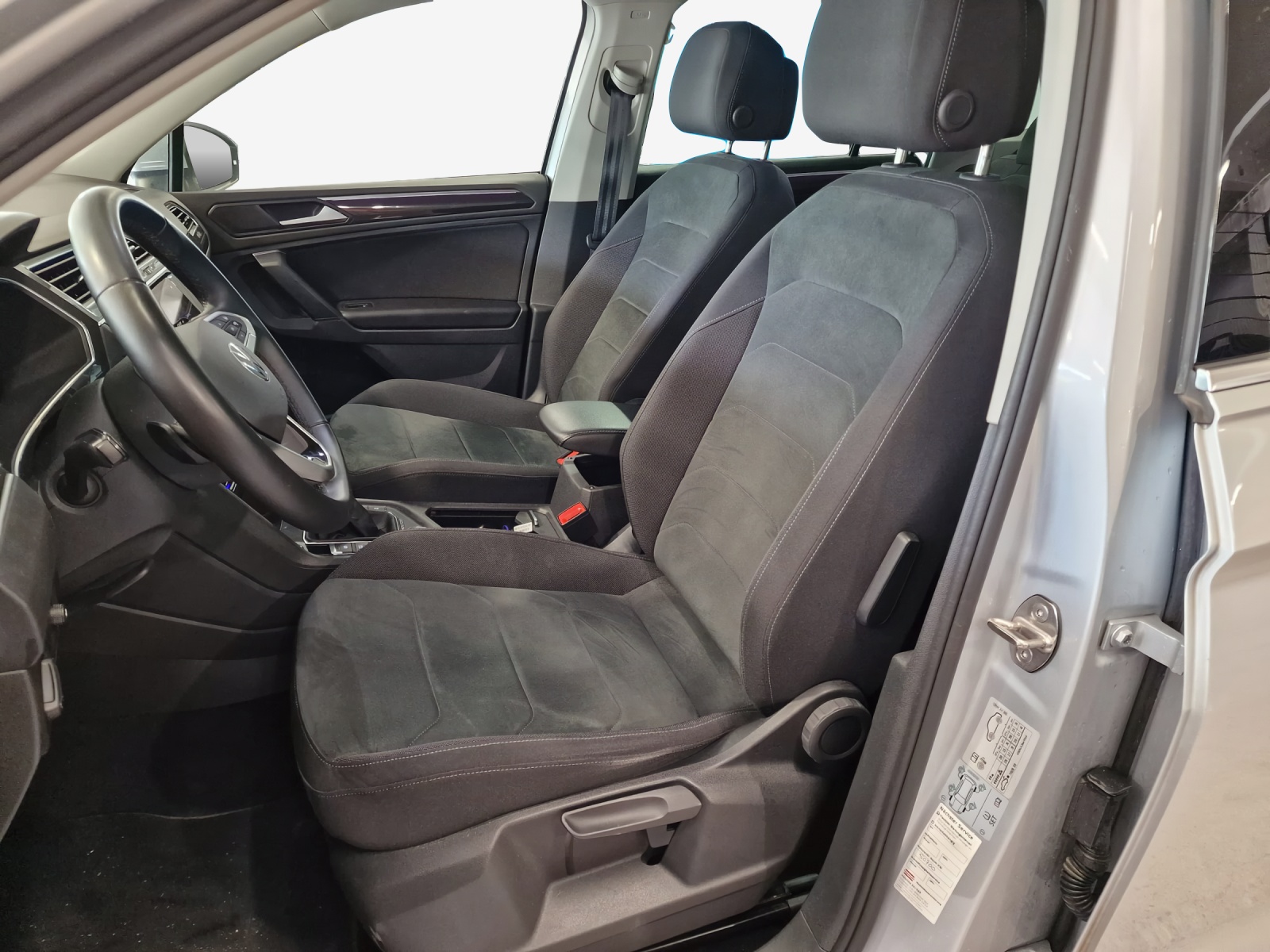 VW Tiguan 2.0 TDI SCR Elegance 4Motion DSG-image-8