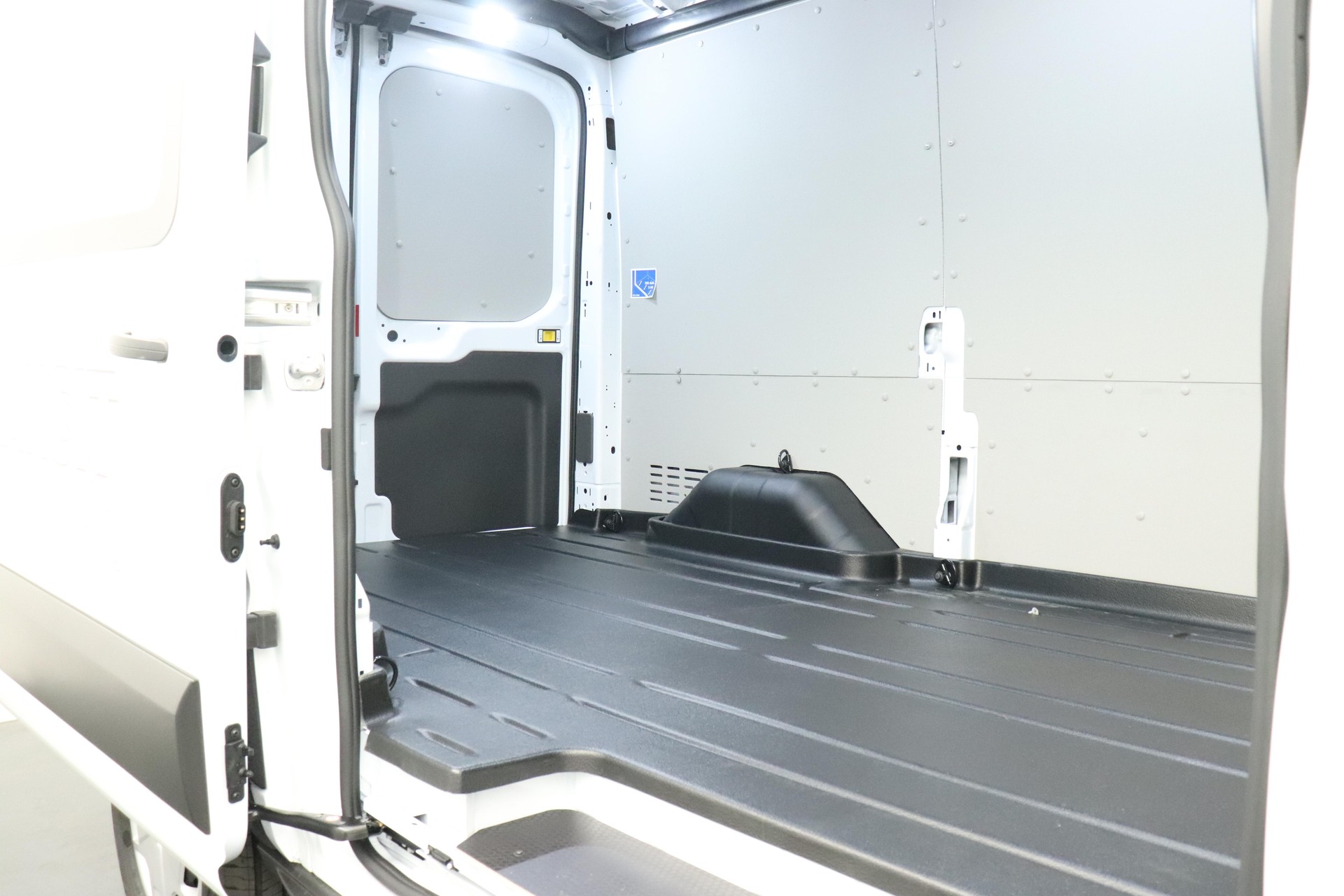 FORD E-Transit Van 350 L2H2 68kWh Trend-image-8