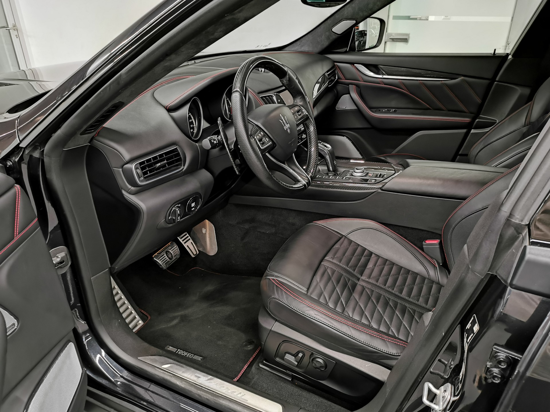 MASERATI Levante 3.8 V8 Trofeo Q4 Automatica FACELIFT NEUES NAVI ETC. CARBON 22" RÄDER 1. HD. CH-AUTO TRAUM PANO-image-6
