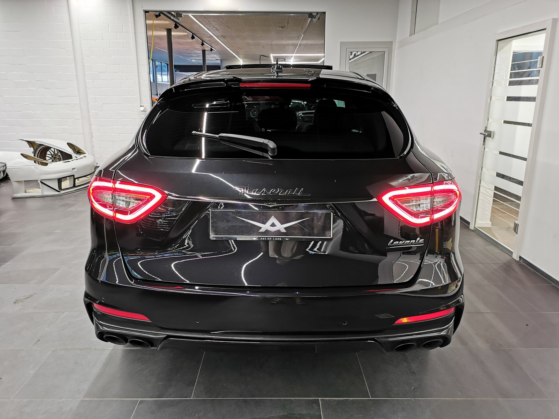 MASERATI Levante 3.8 V8 Trofeo Q4 Automatica FACELIFT NEUES NAVI ETC. CARBON 22" RÄDER 1. HD. CH-AUTO TRAUM PANO-image-5