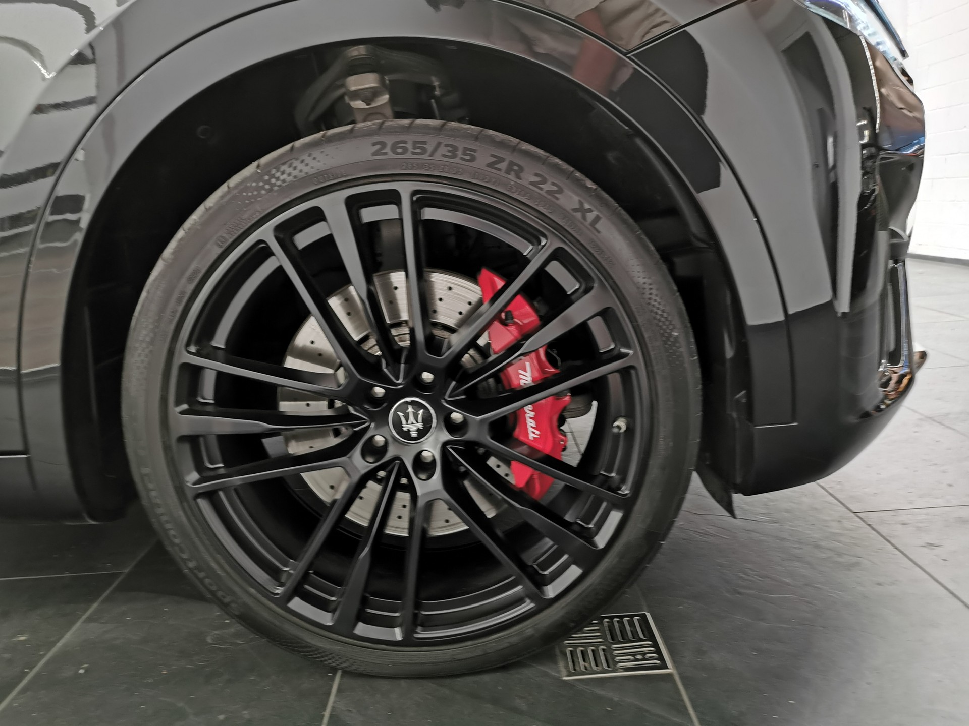 MASERATI Levante 3.8 V8 Trofeo Q4 Automatica FACELIFT NEUES NAVI ETC. CARBON 22" RÄDER 1. HD. CH-AUTO TRAUM PANO-image-14