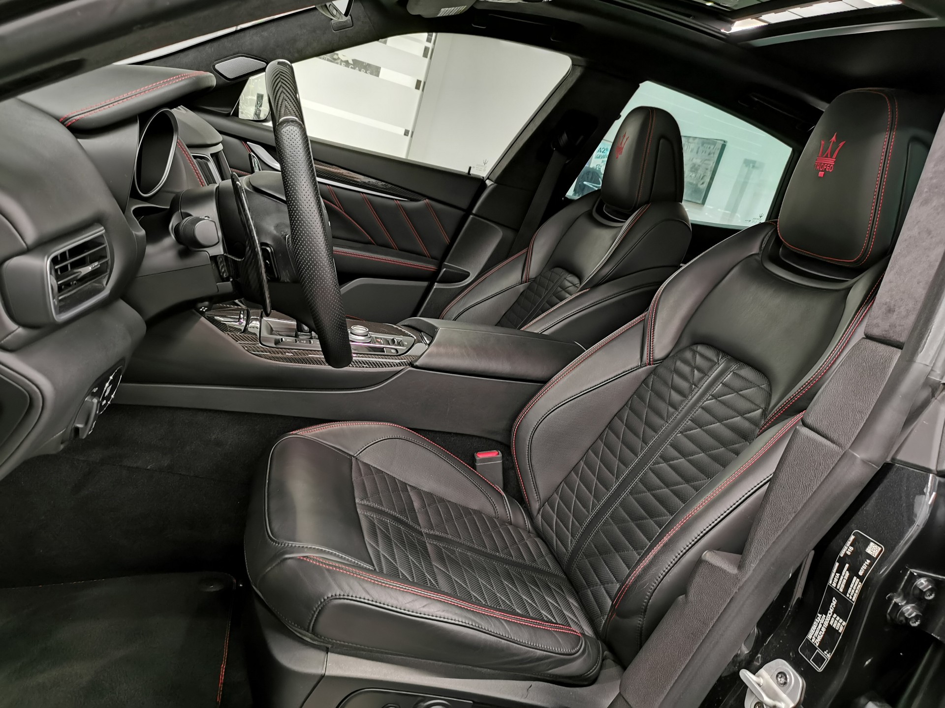 MASERATI Levante 3.8 V8 Trofeo Q4 Automatica FACELIFT NEUES NAVI ETC. CARBON 22" RÄDER 1. HD. CH-AUTO TRAUM PANO-image-9