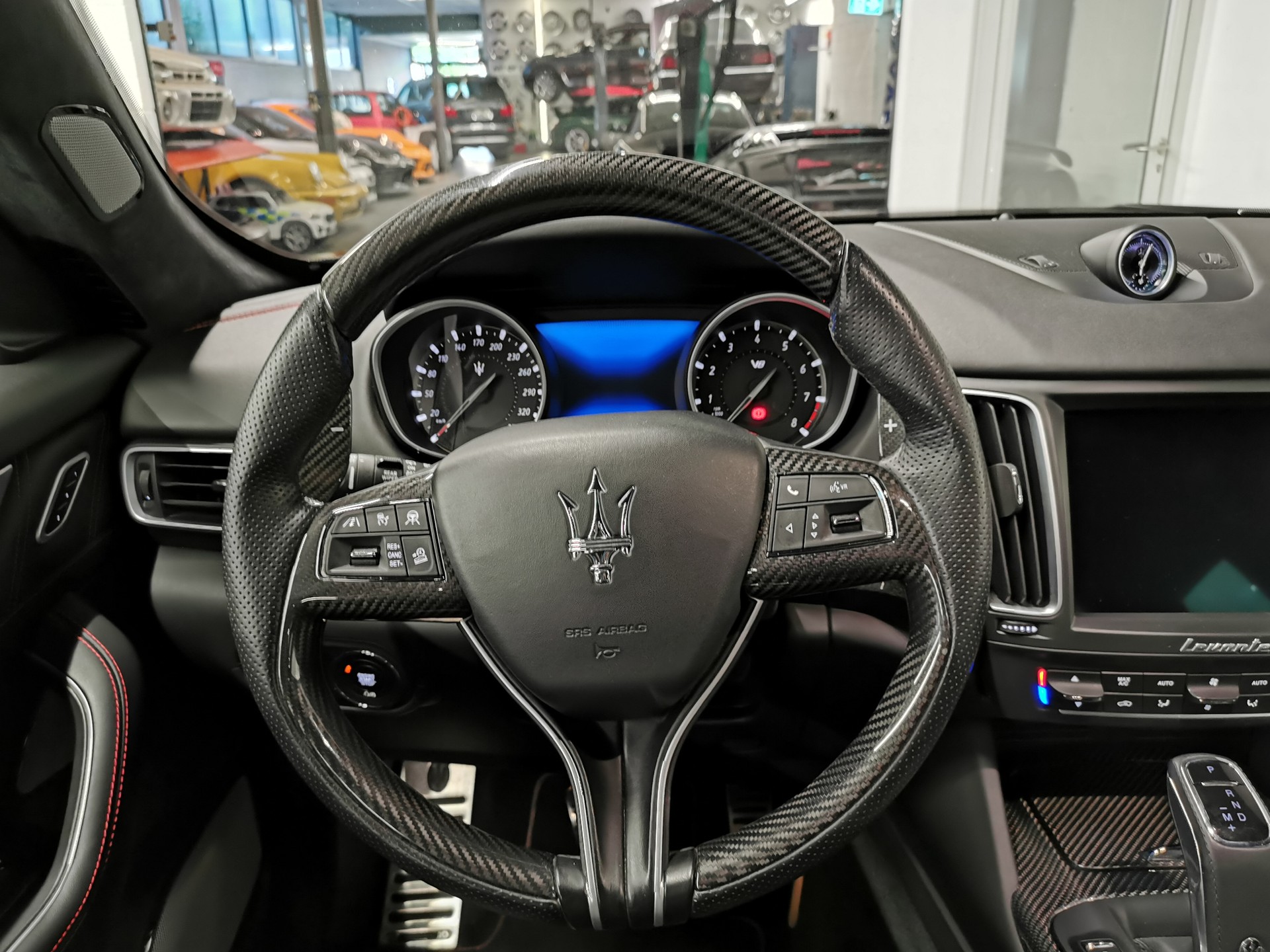 MASERATI Levante 3.8 V8 Trofeo Q4 Automatica FACELIFT NEUES NAVI ETC. CARBON 22" RÄDER 1. HD. CH-AUTO TRAUM PANO-image-7