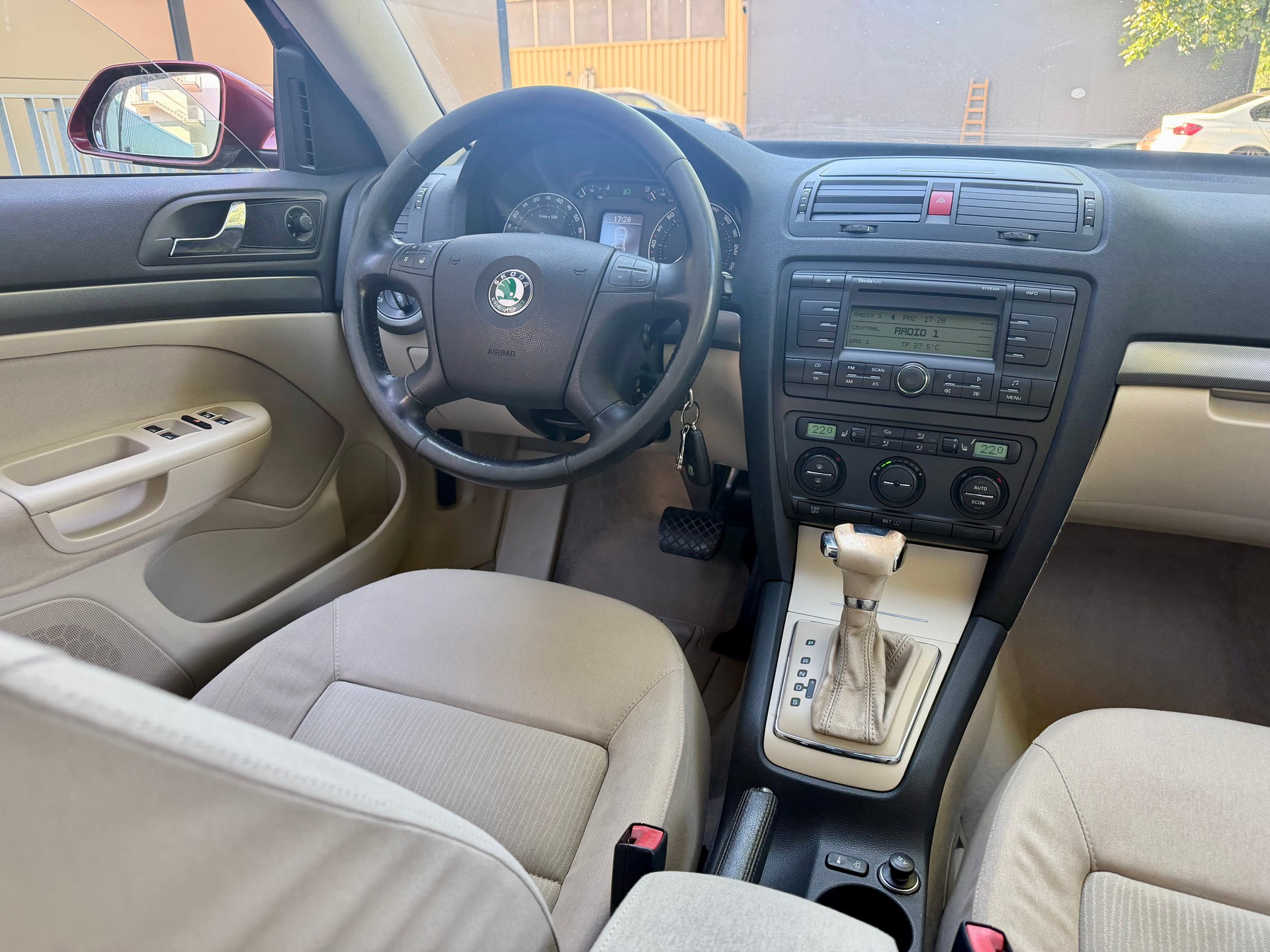 SKODA Octavia 1.6 FSI Elegance-image-12