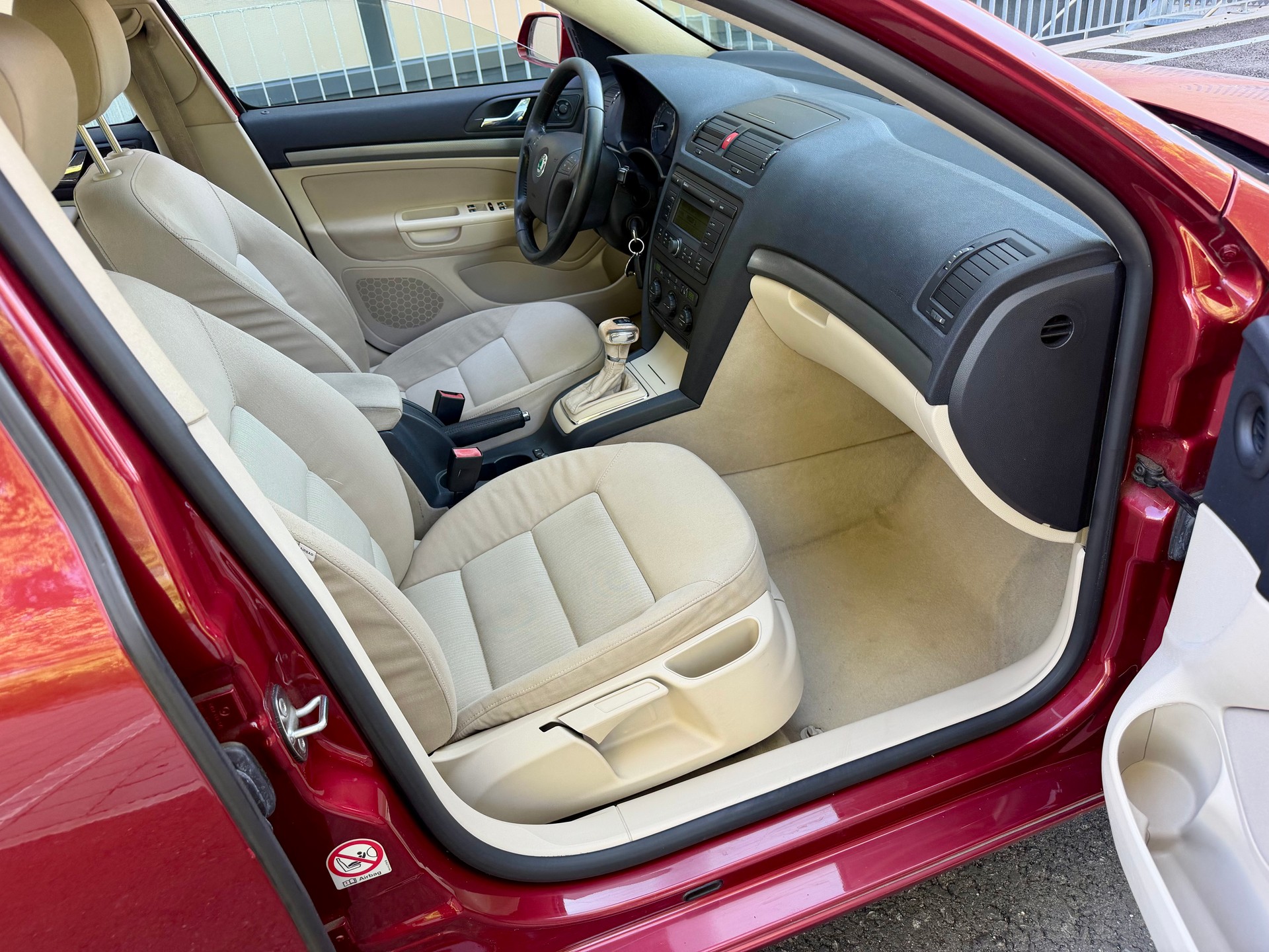 SKODA Octavia 1.6 FSI Elegance-image-14