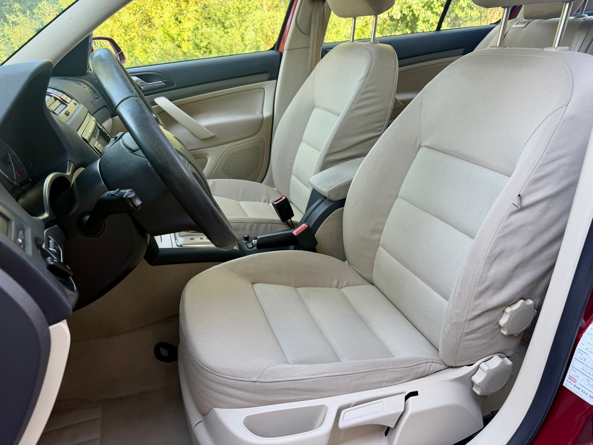 SKODA Octavia 1.6 FSI Elegance-image-9