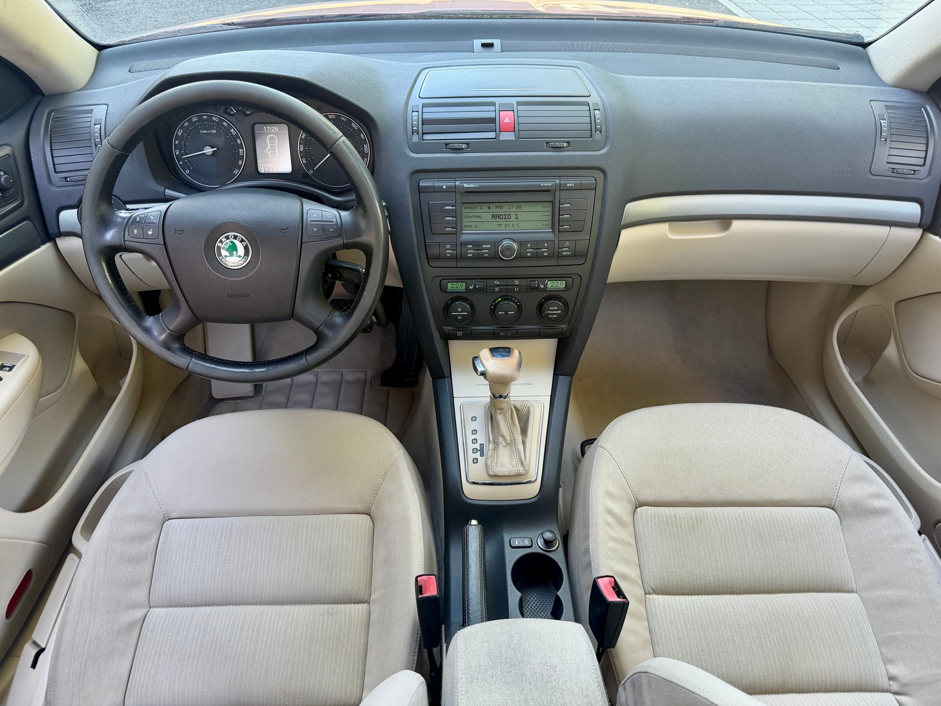 SKODA Octavia 1.6 FSI Elegance-image-11