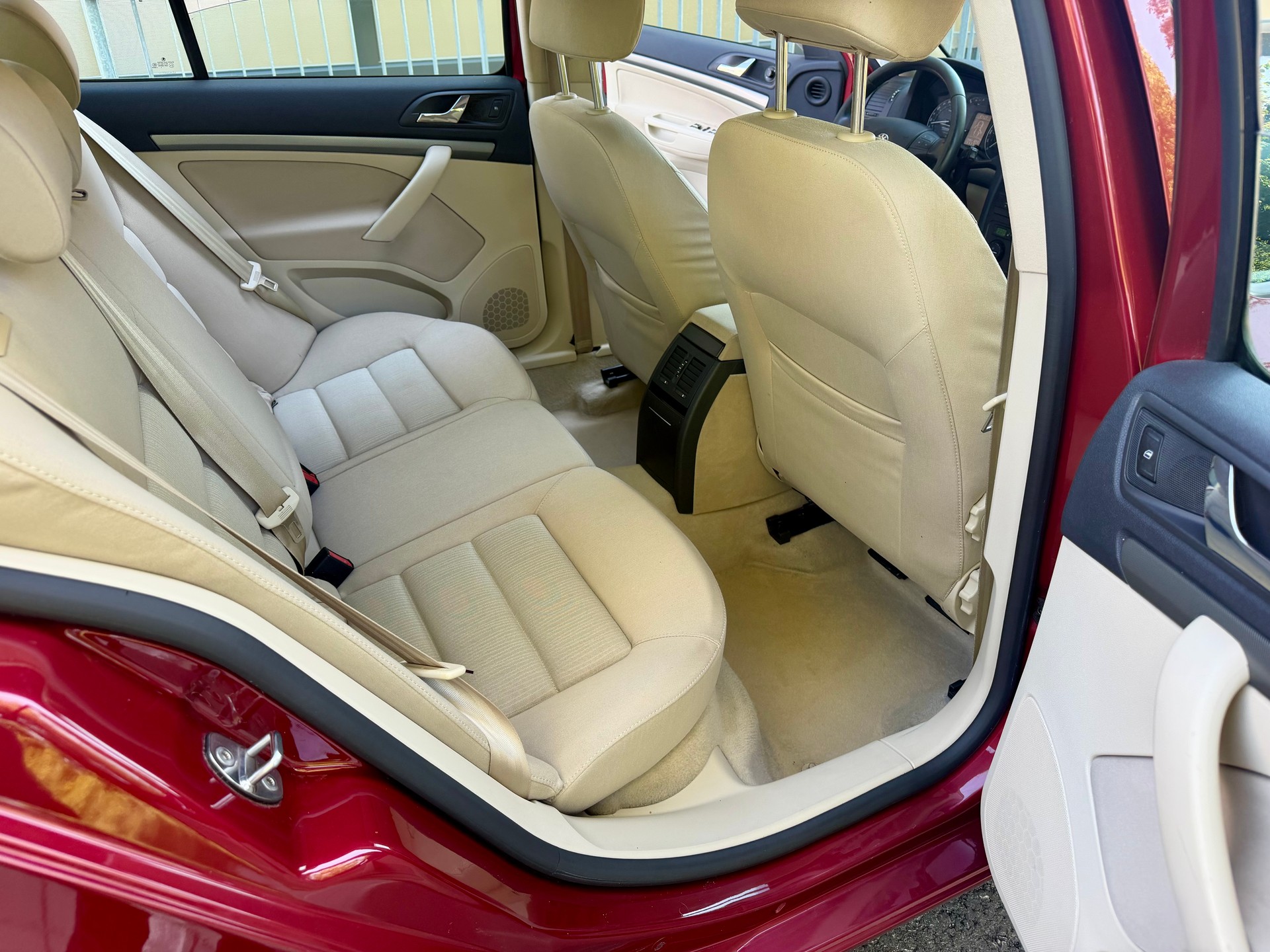 SKODA Octavia 1.6 FSI Elegance-image-8