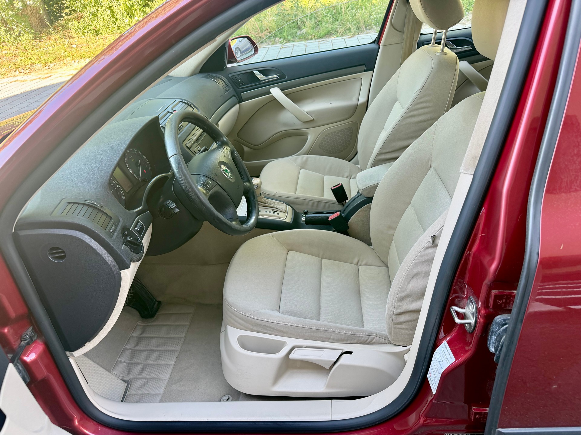 SKODA Octavia 1.6 FSI Elegance-image-6