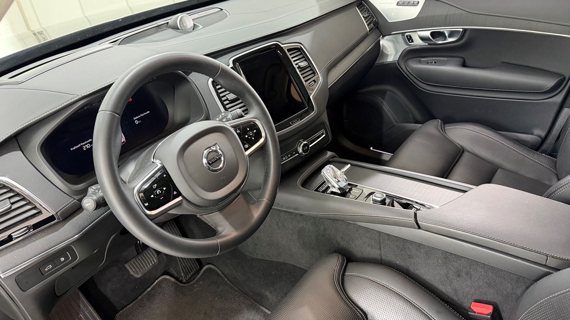 VOLVO XC90 2.0 T8 TE Ultimate Dark 7-showroom-element-3