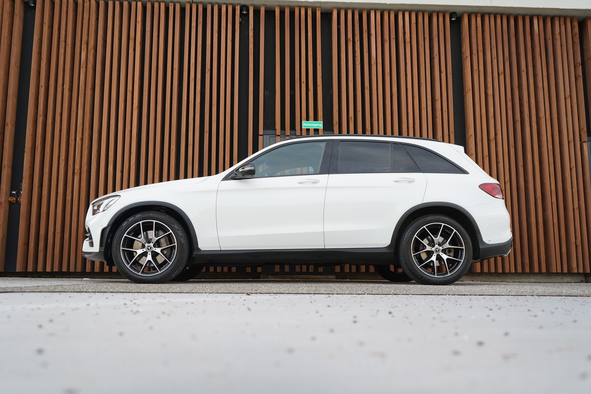 MERCEDES-BENZ GLC 300 d AMG LINE NIGHT 4MATIC 9G-TRONIC l 245 PS-showroom-element-3