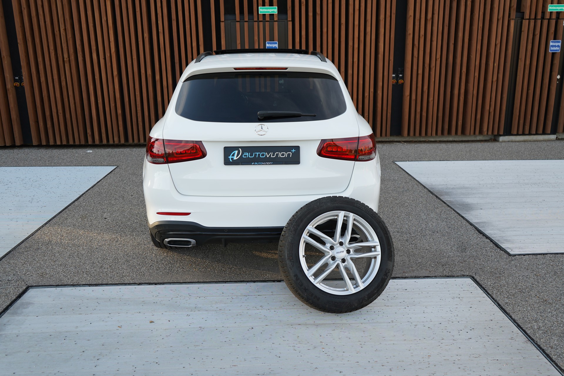 MERCEDES-BENZ GLC 300 d AMG LINE NIGHT 4MATIC 9G-TRONIC l 245 PS-image-16