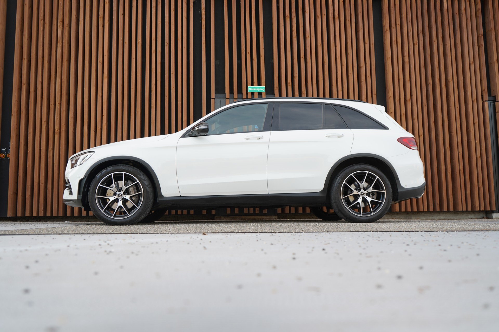 MERCEDES-BENZ GLC 300 d AMG LINE NIGHT 4MATIC 9G-TRONIC l 245 PS-showroom-element-1