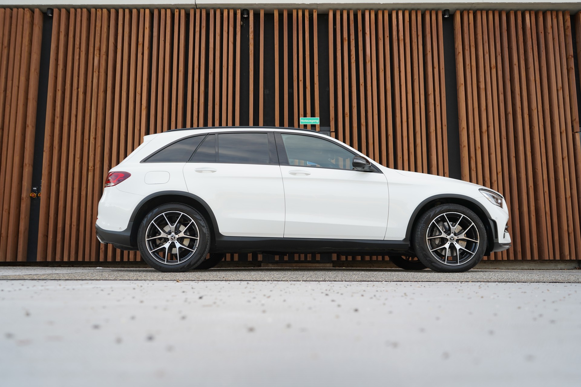 MERCEDES-BENZ GLC 300 d AMG LINE NIGHT 4MATIC 9G-TRONIC l 245 PS-showroom-element-2