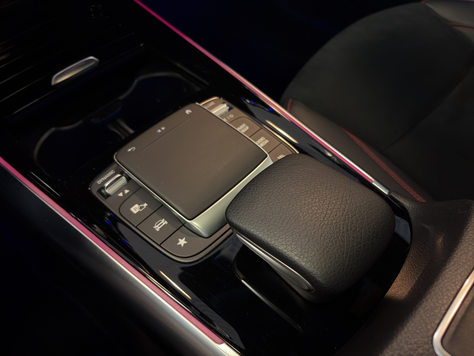 MERCEDES-BENZ GLA 250 AMG Line 8G-DCT-image-12