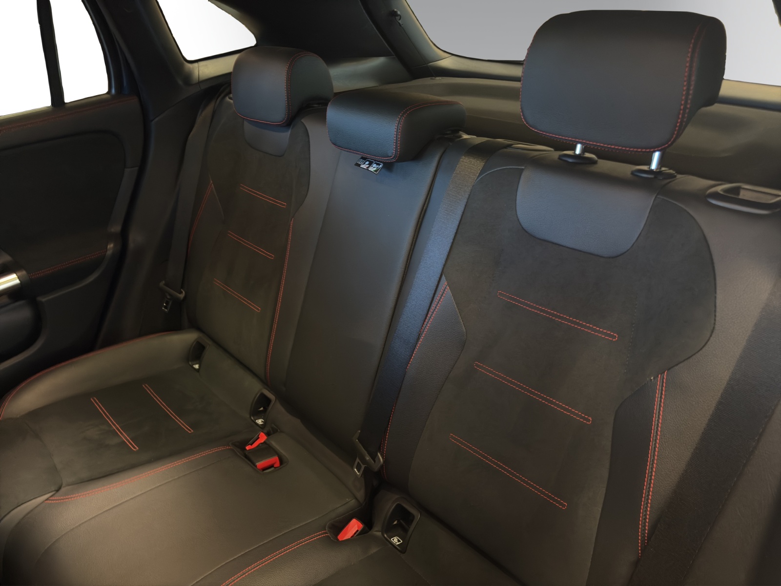 MERCEDES-BENZ GLA 250 AMG Line 8G-DCT-image-10