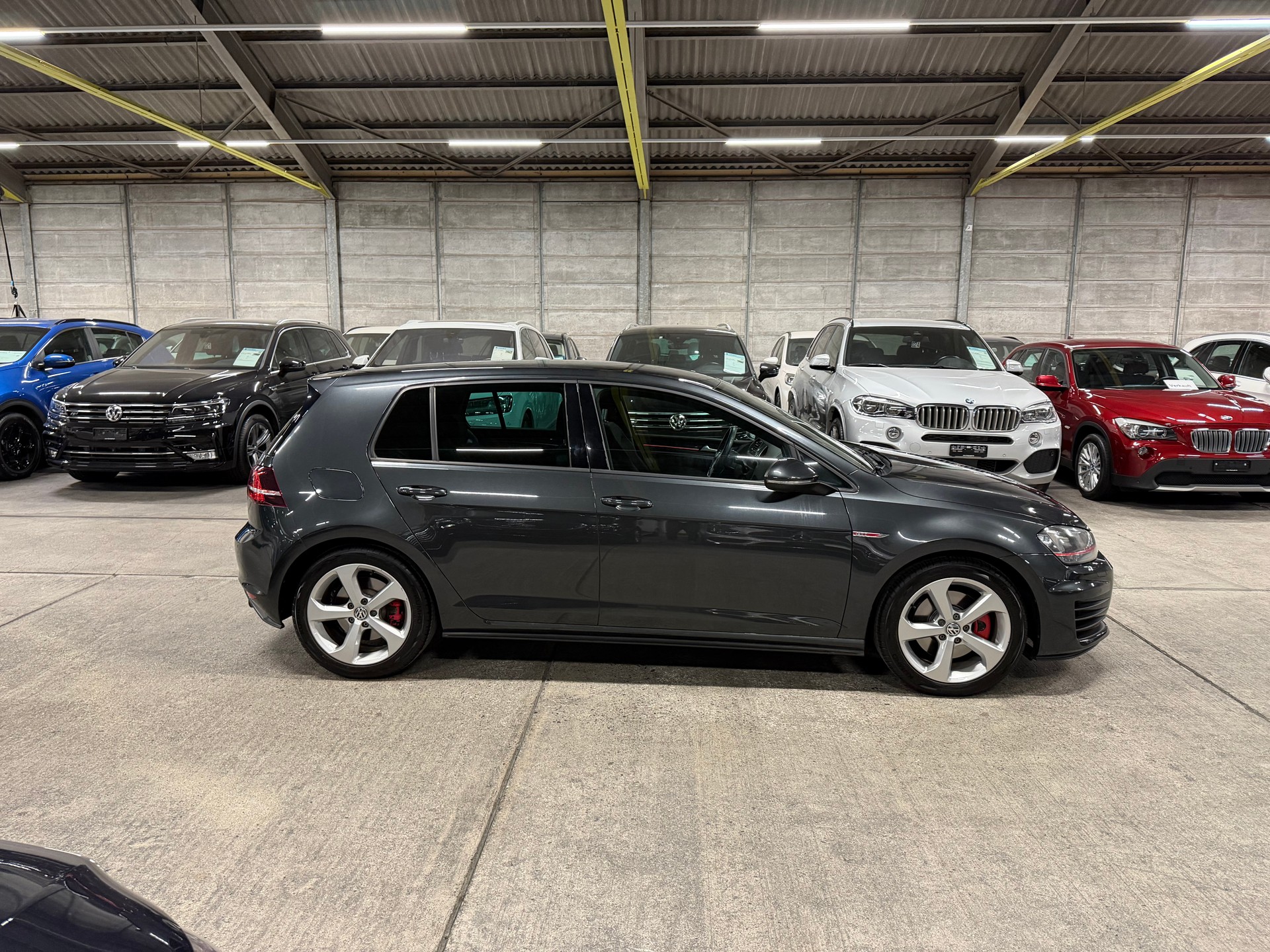 VW Golf 2.0 TSI GTI-showroom-element-3