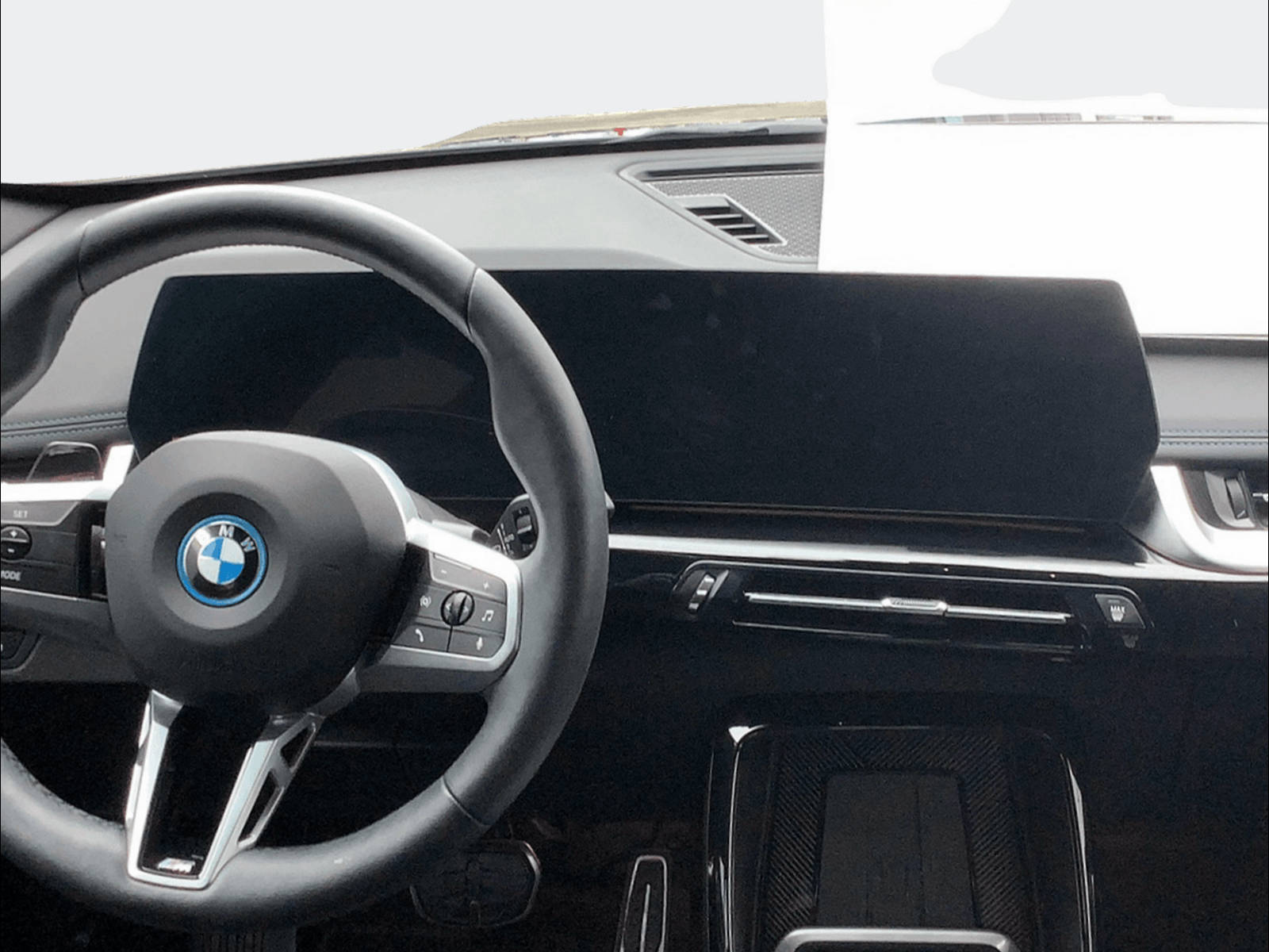 BMW iX1 xDrive 30 M Sport-image-13