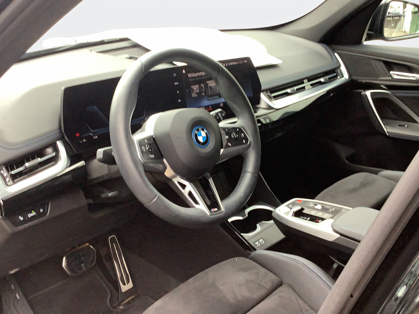 BMW iX1 xDrive 30 M Sport-image-12