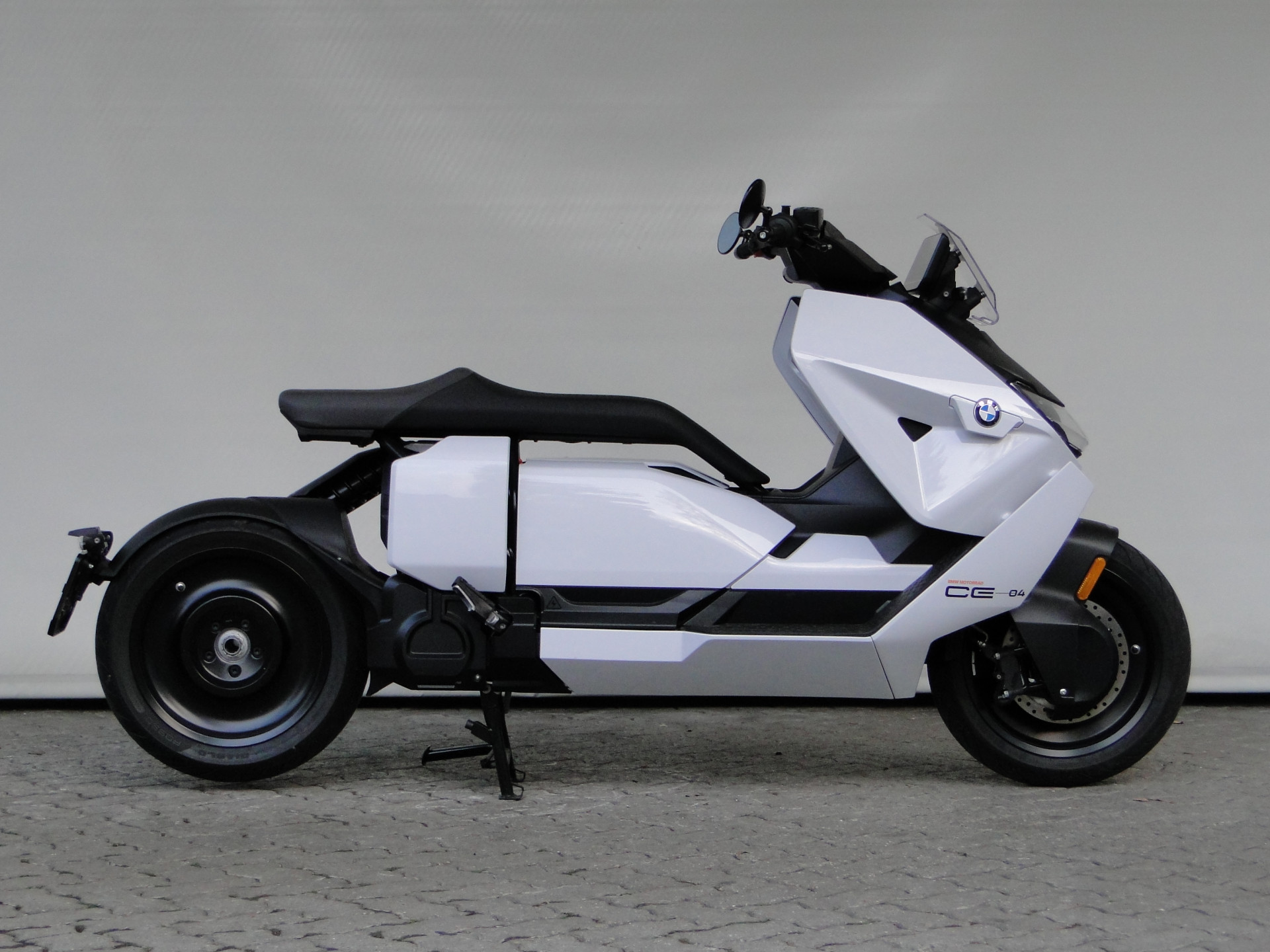 BMW CE 04-image-1