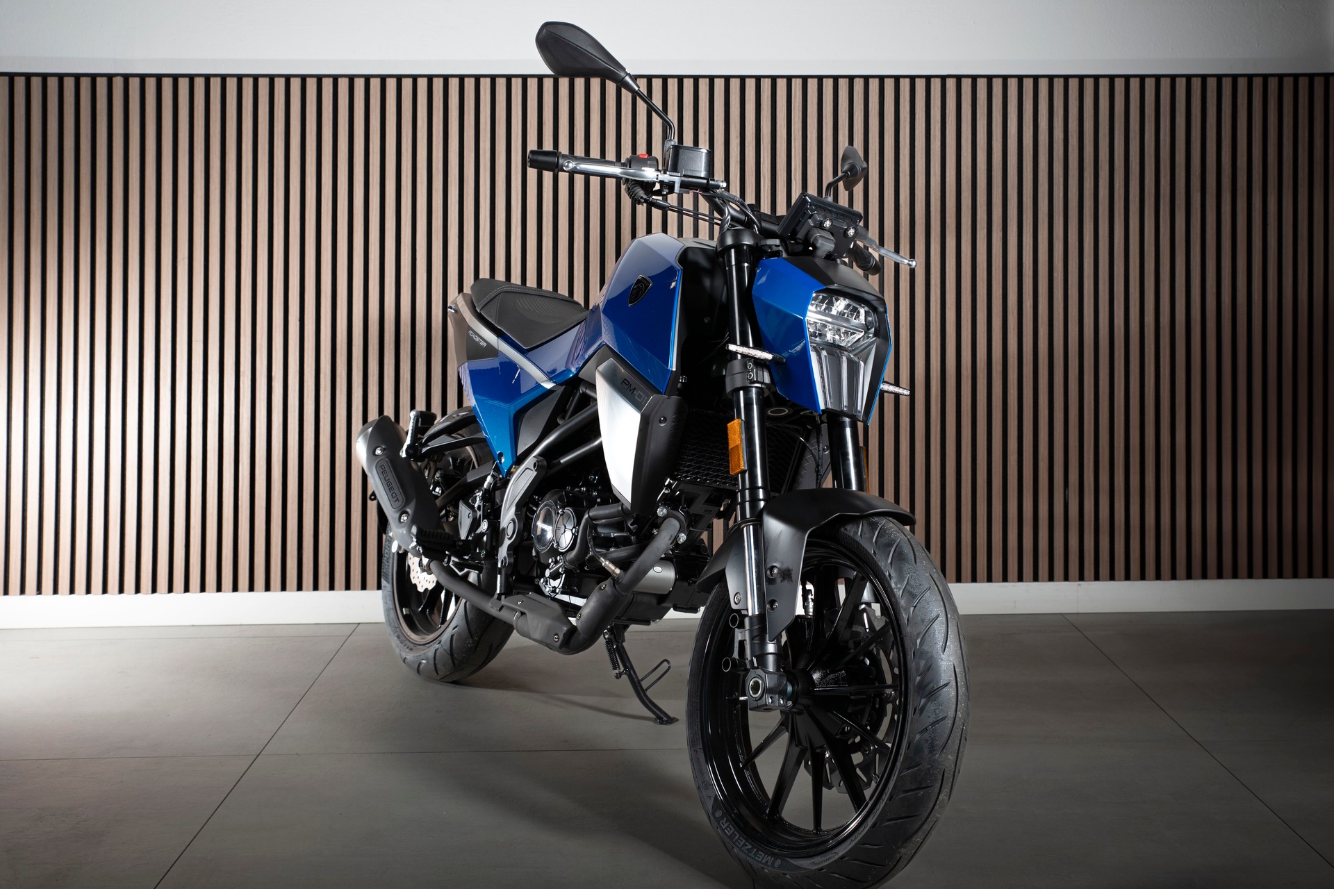 PEUGEOT PM-01-showroom-element-2