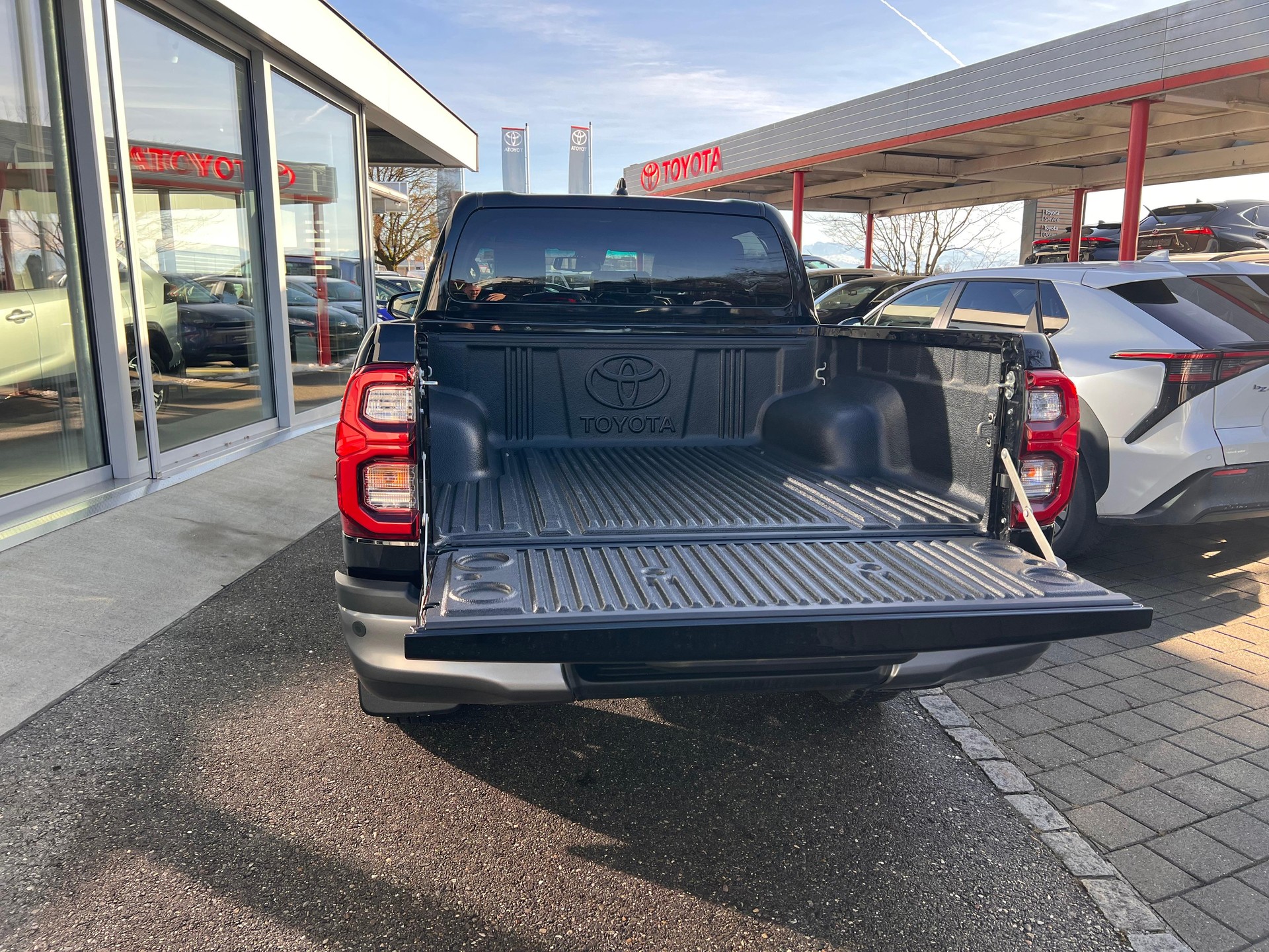 TOYOTA Hilux Double Cab.-Pick-up 2.8 D-4D MHEV 204 Invincible-image-6