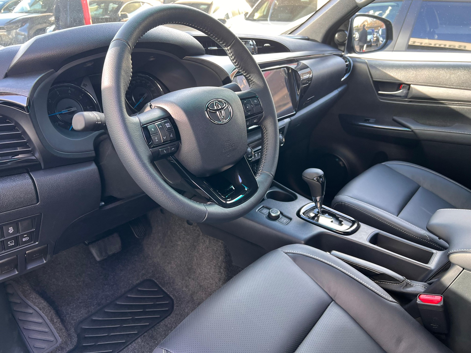 TOYOTA Hilux Double Cab.-Pick-up 2.8 D-4D MHEV 204 Invincible-image-7