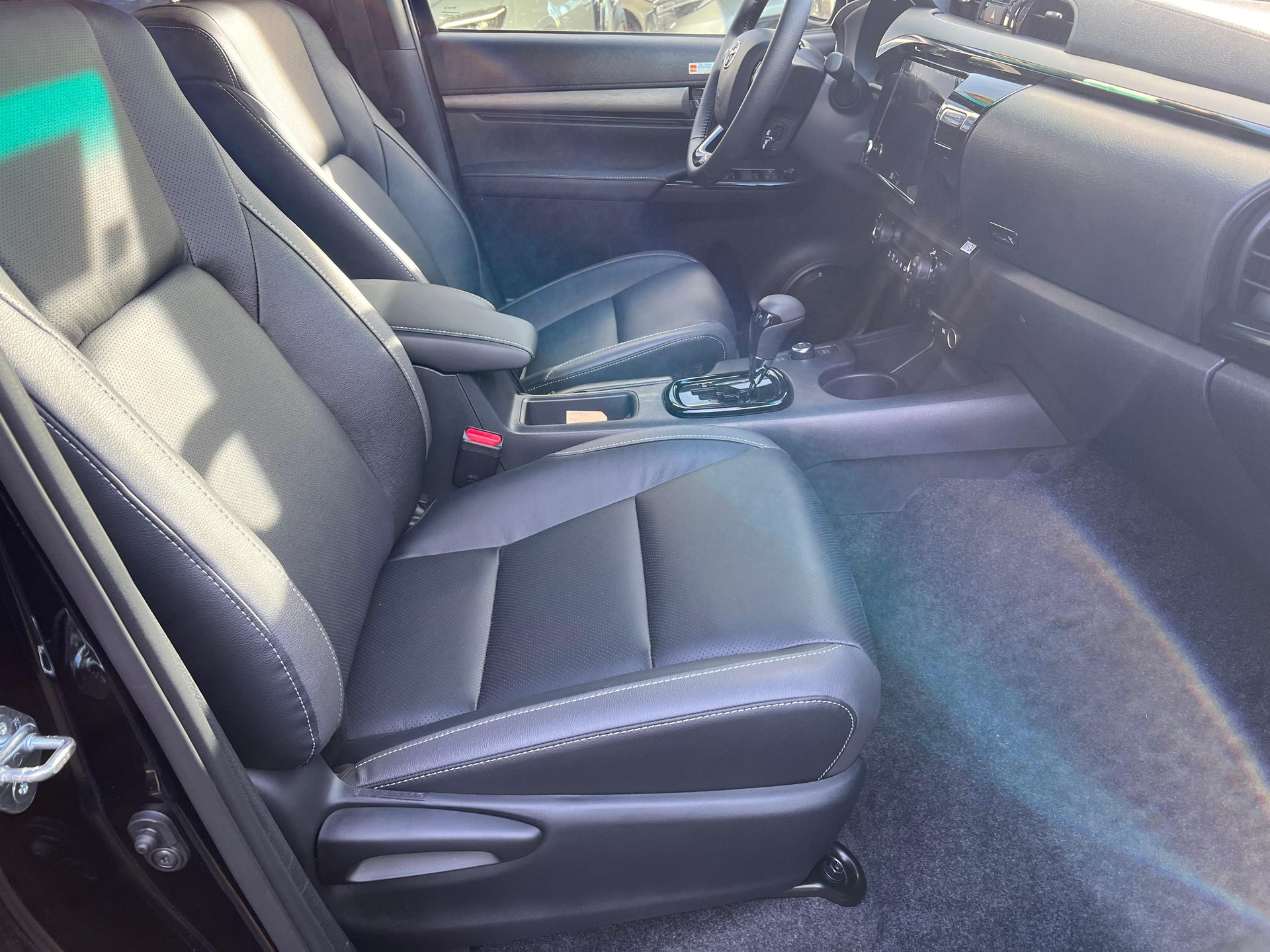 TOYOTA Hilux Double Cab.-Pick-up 2.8 D-4D MHEV 204 Invincible-image-12