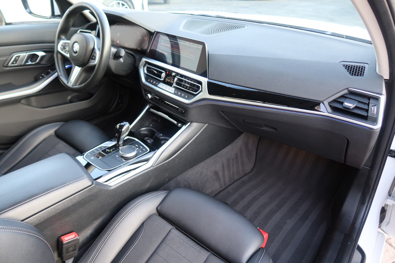 BMW 318i Steptronic M Sport-image-10