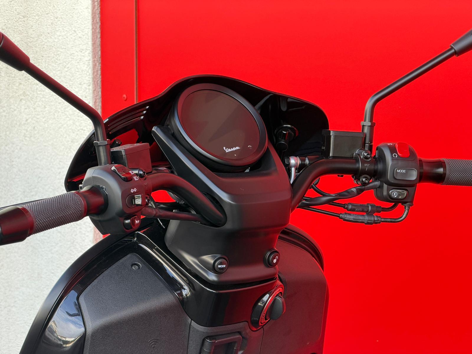 PIAGGIO Vespa GTV 300 Black Edition-image-12